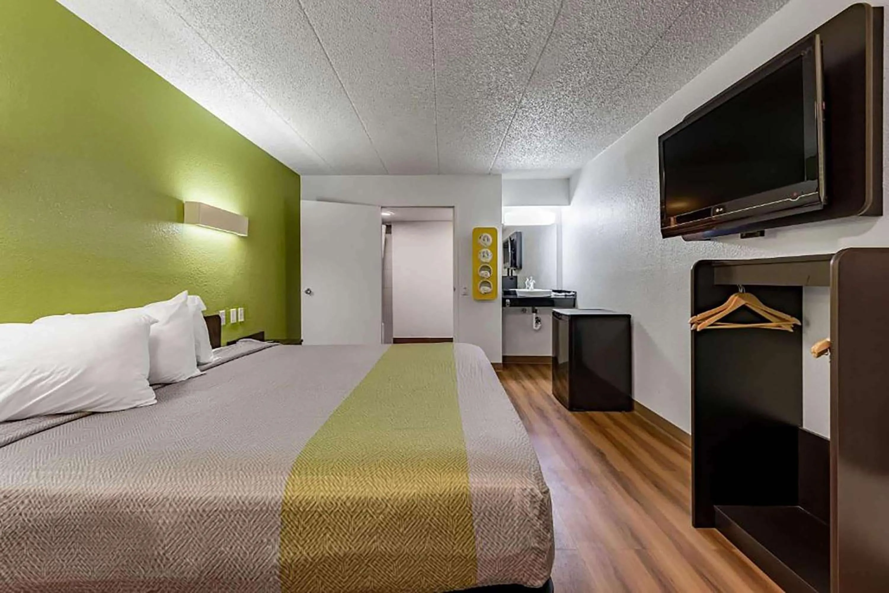 Photo of the whole room, TV/Entertainment Center in Motel 6-Cincinnati, OH - Central - Norwood