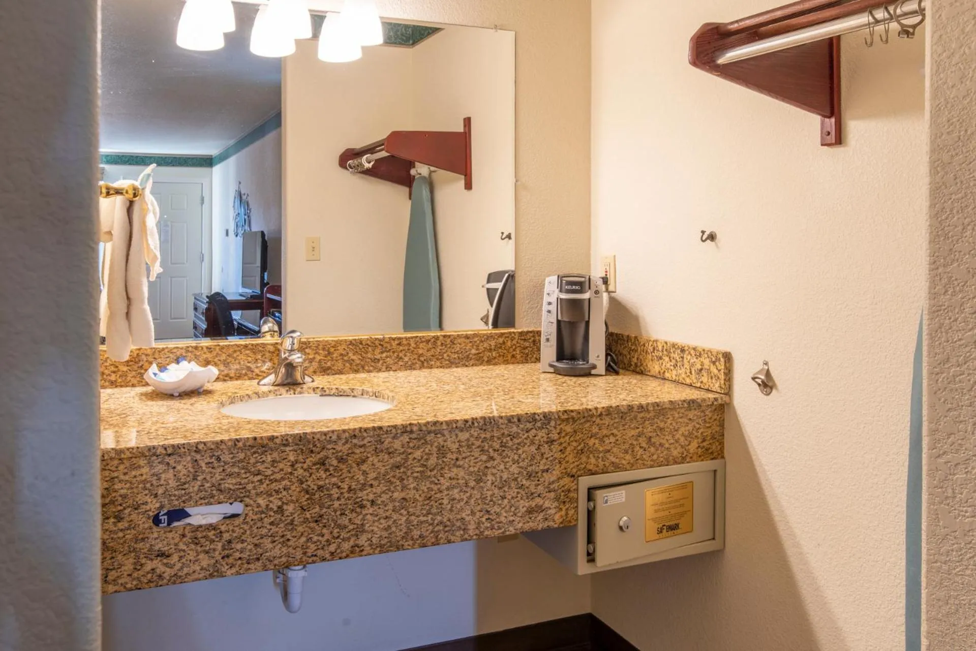 King Room (No Pets) in Emerald Dolphin Inn & Mini Golf