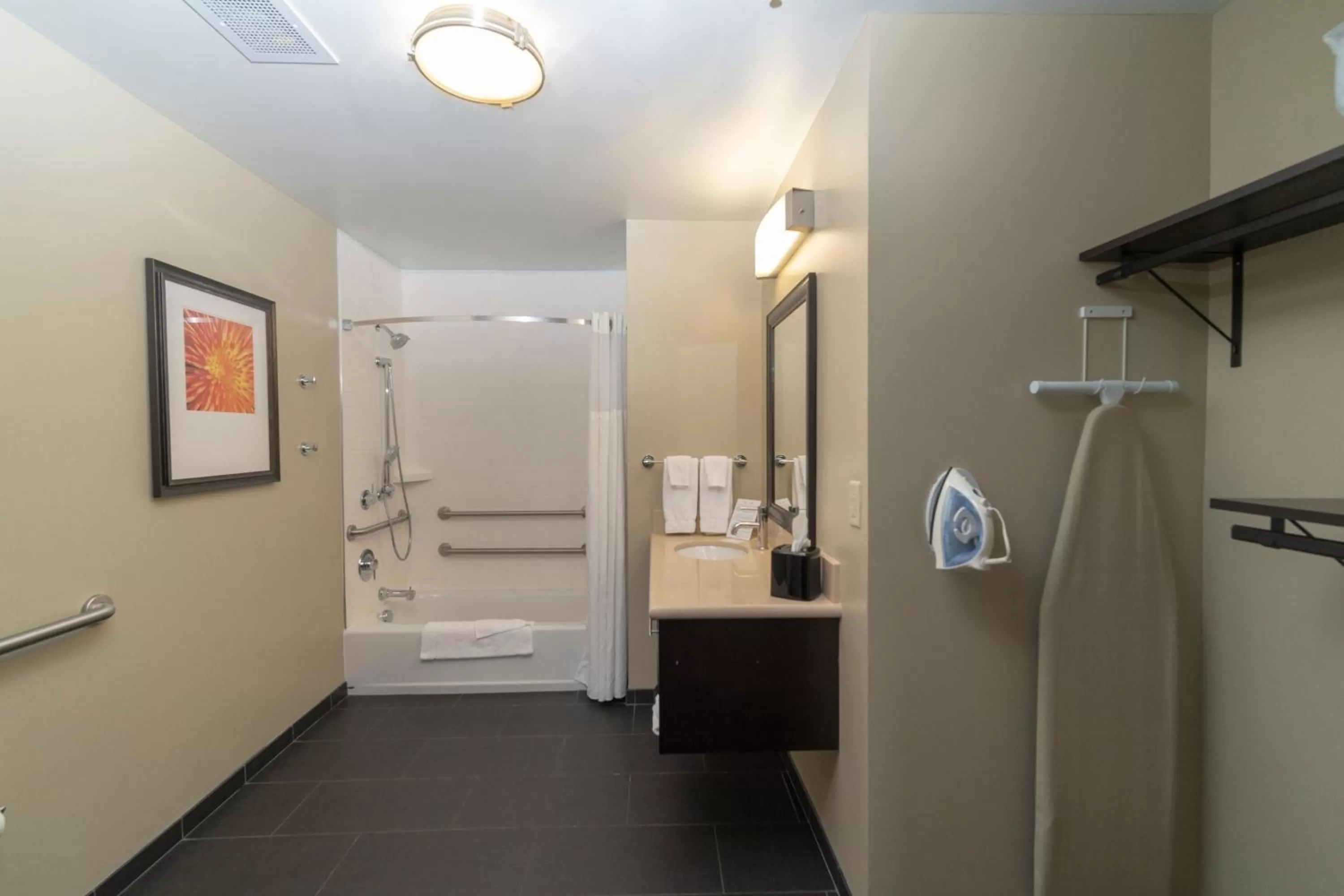 King Studio Suite with Bath Tub - Mobility Access in Staybridge Suites Marquette by IHG