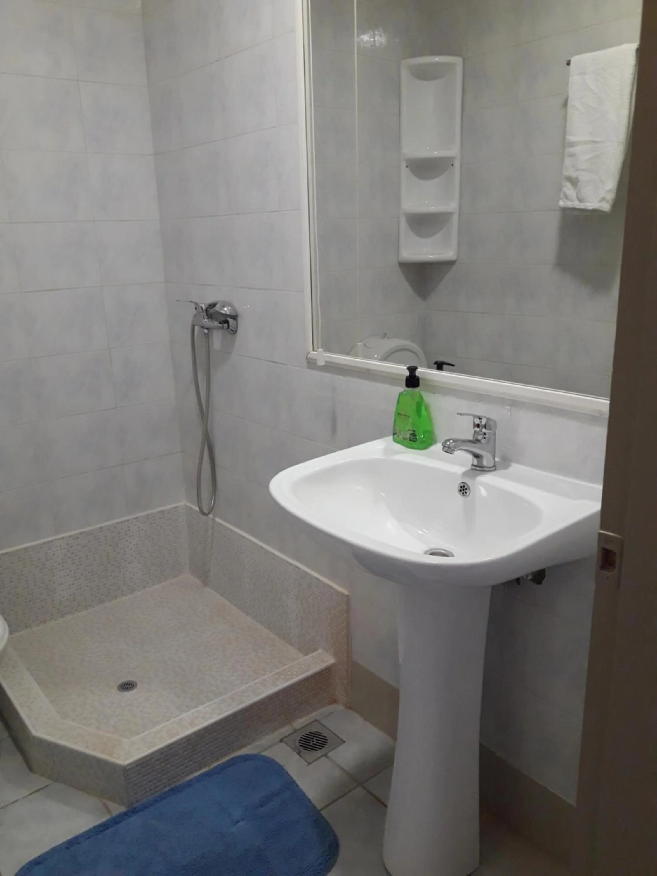 Shower in Filon