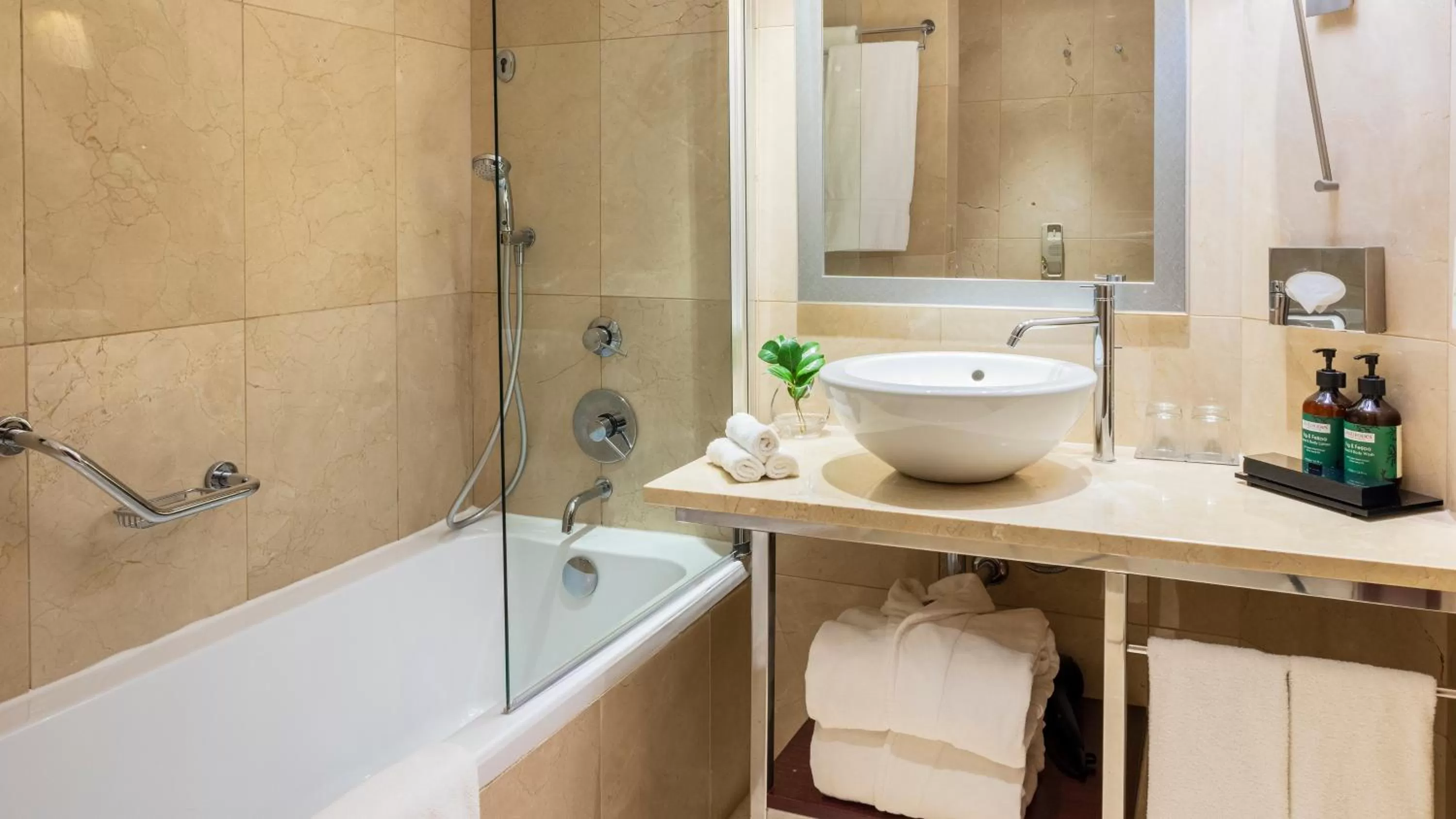 Standard Queen Room - High Floor in Crowne Plaza Porto by IHG