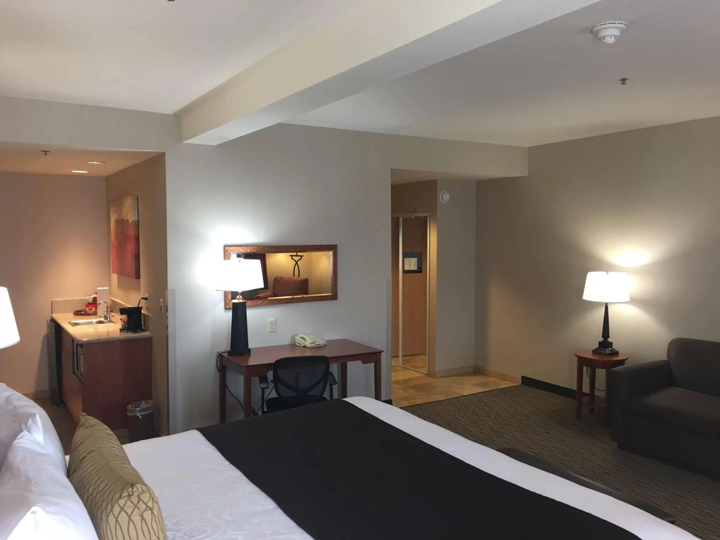 Deluxe King Room in Best Western Plus Arrowhead Hotel