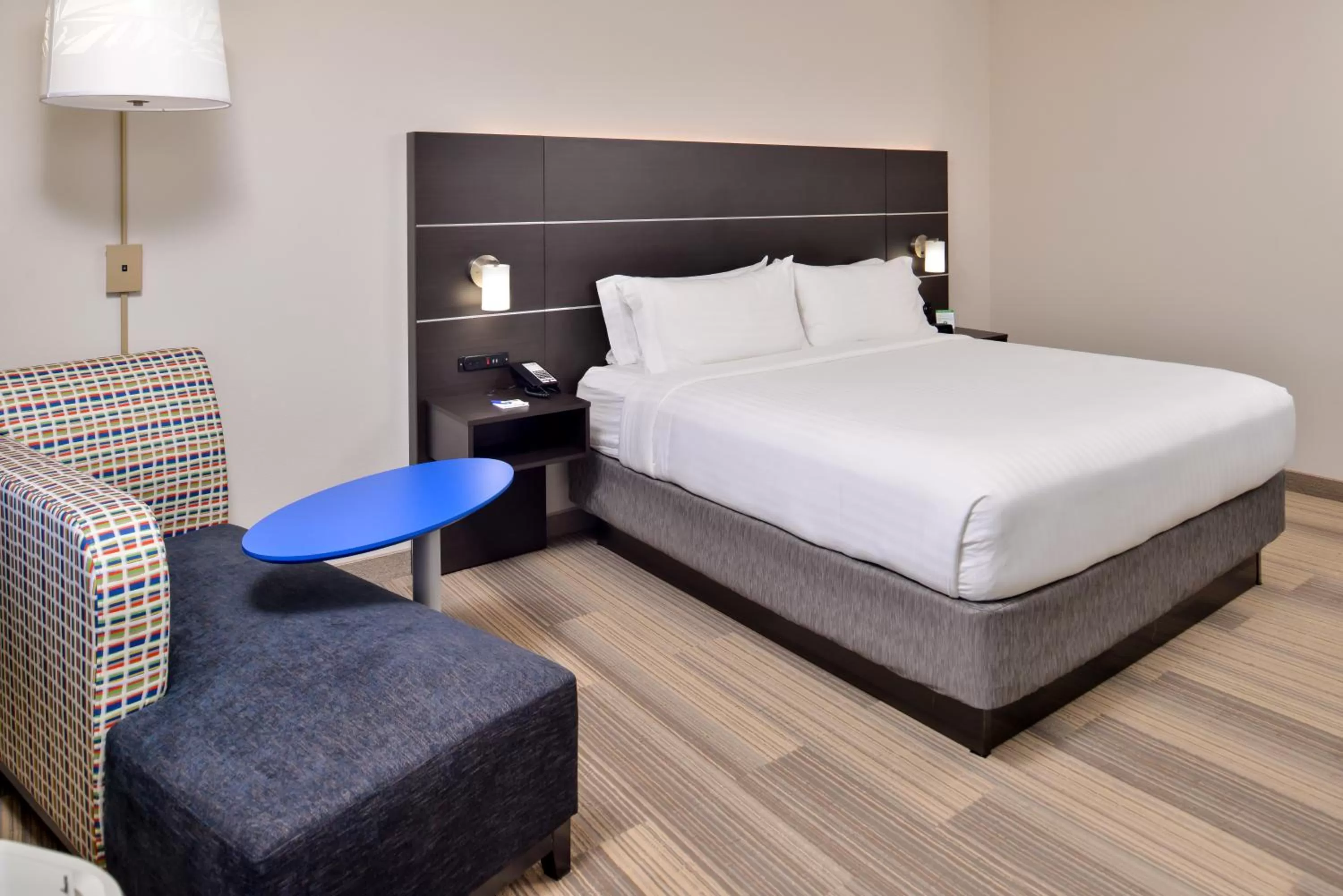 Standard King Room in Holiday Inn Express & Suites - Kansas City - Lee's Summit by IHG
