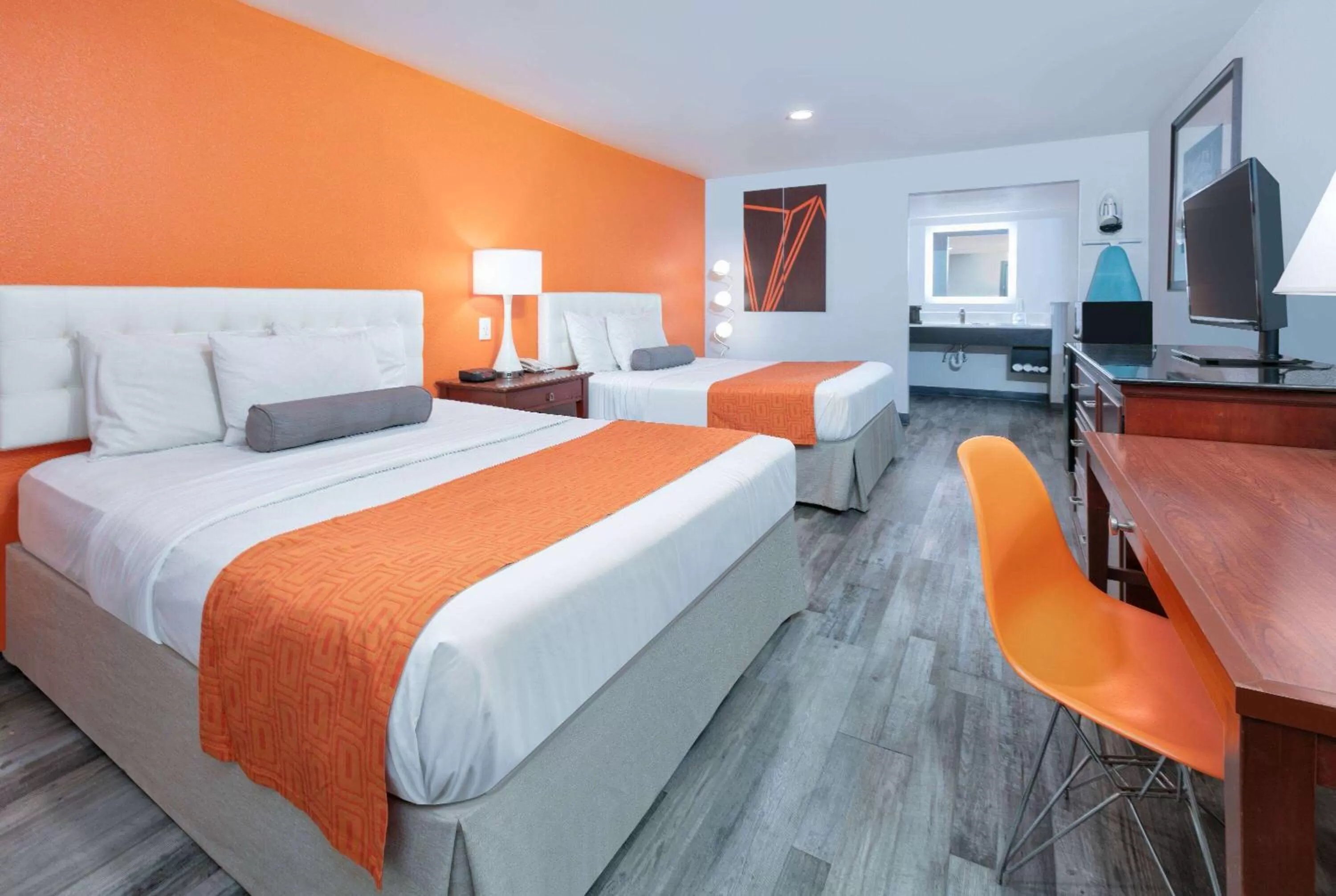 Queen Room with Two Queen Beds - Smoking in Howard Johnson by Wyndham San Marcos