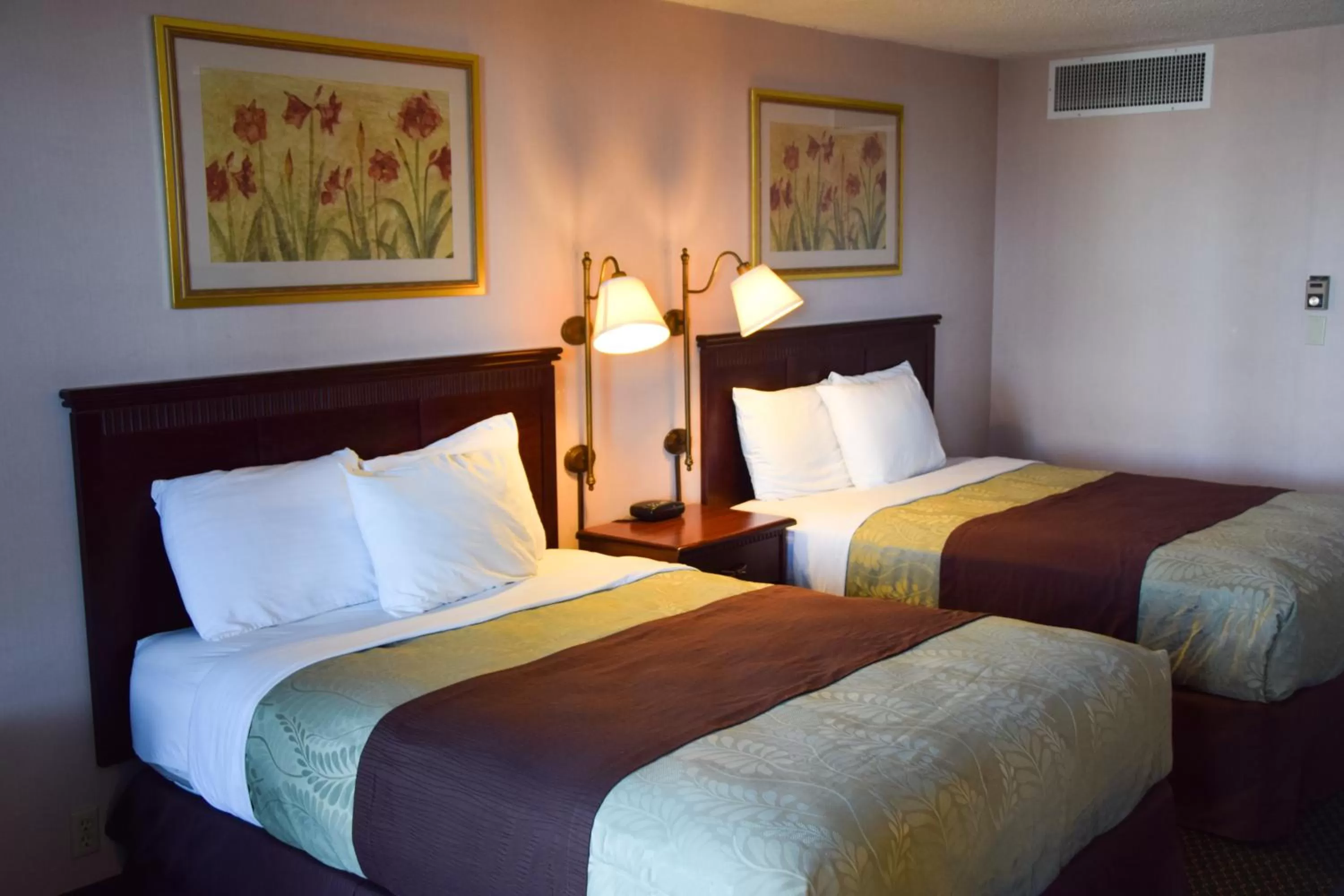 Queen Room with Two Queen Beds - Non-Smoking in National 9 Inn Gillette