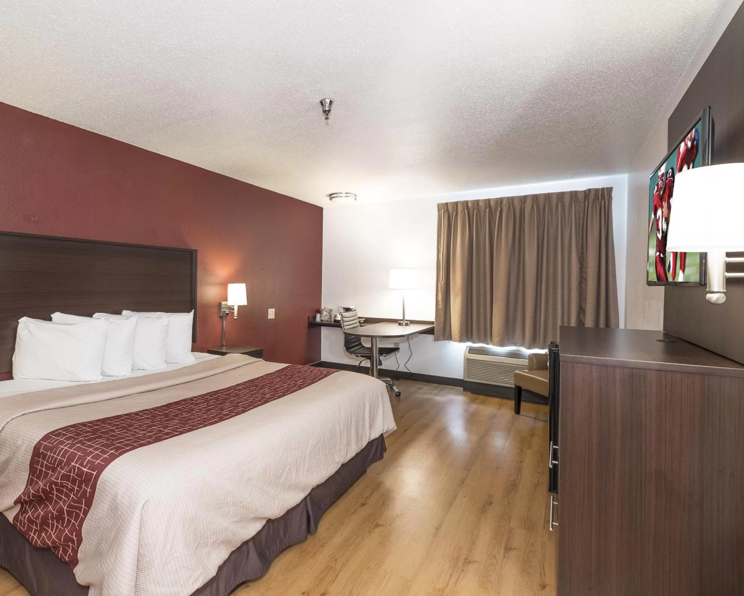 Superior King Room - Non-Smoking in Red Roof Inn Columbus - Hebron