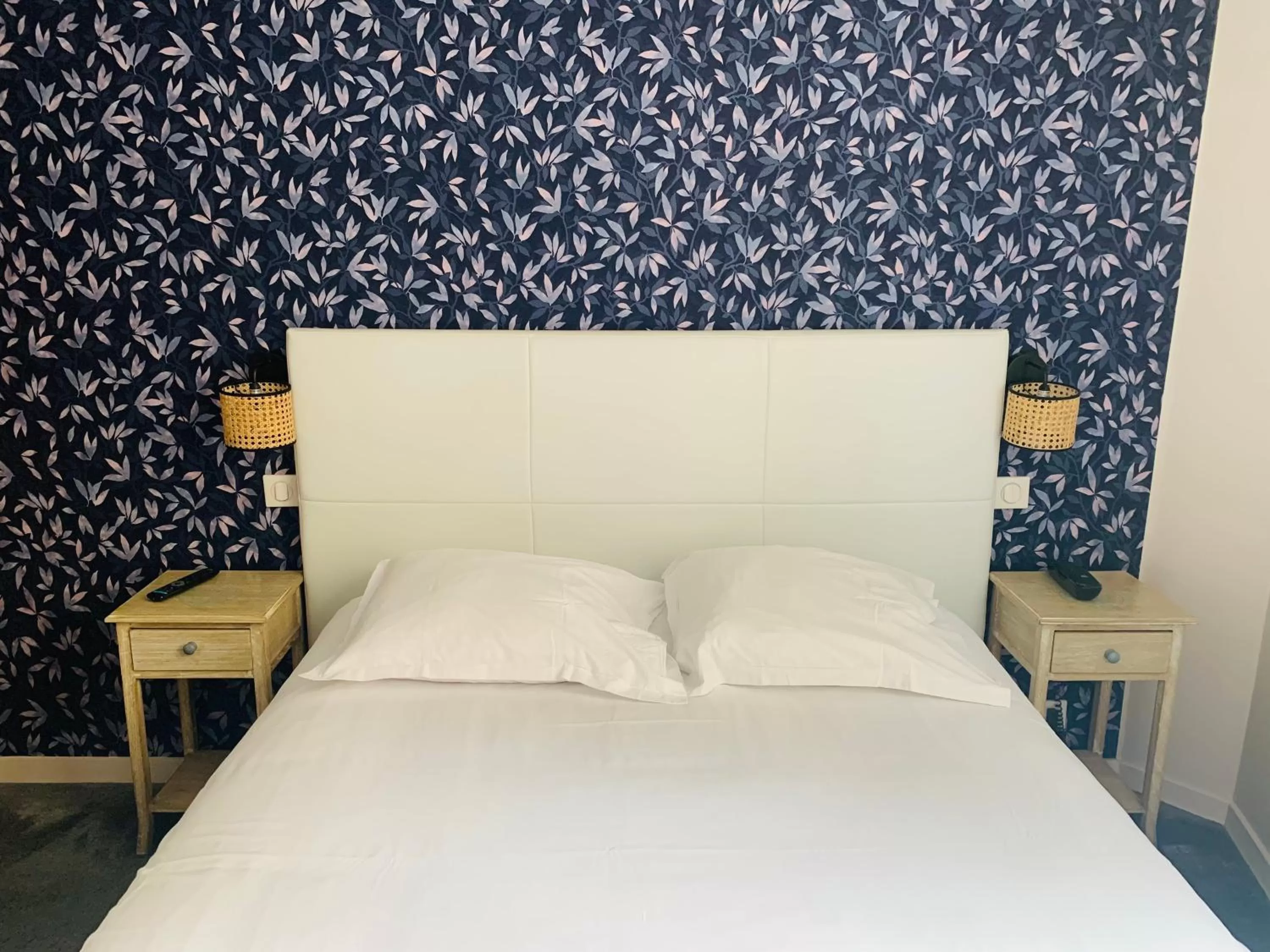 Small double bedroom - accessible by stairs in Hôtel Central