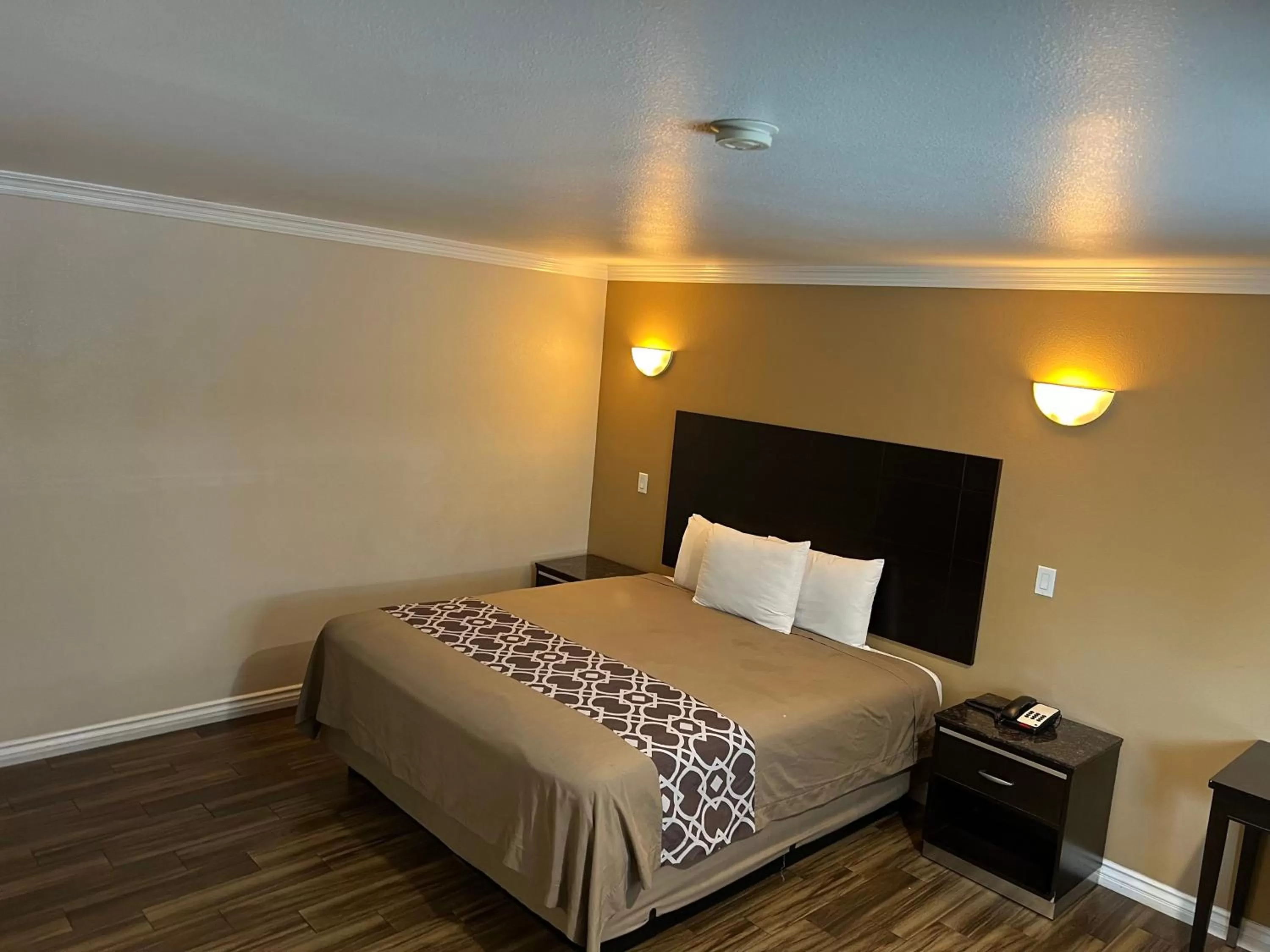 Deluxe King Room in Walnut Inn & Suites West Covina