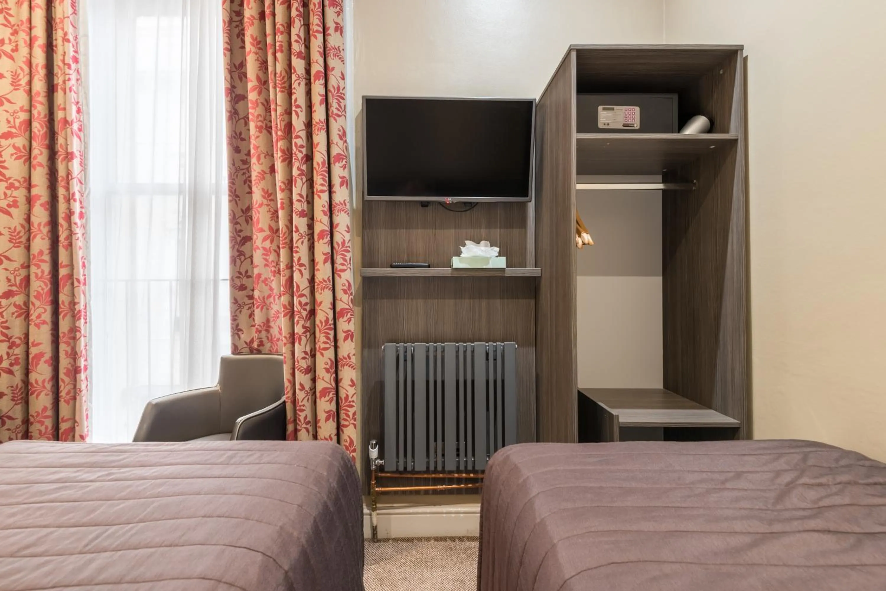 Twin Room in Brunel Hotel