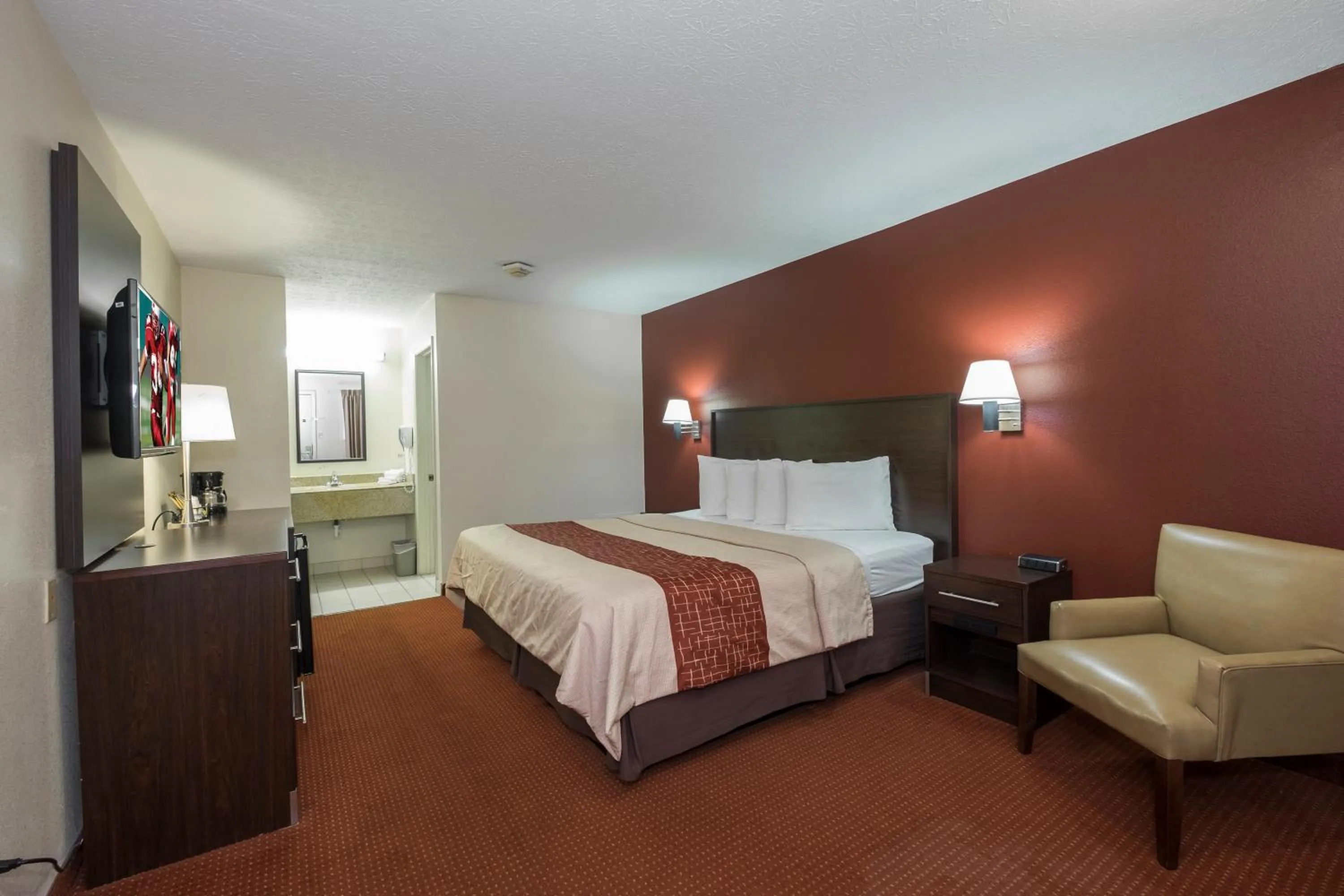 Superior King Room Non-Smoking in Red Roof Inn Columbus Northeast Westerville