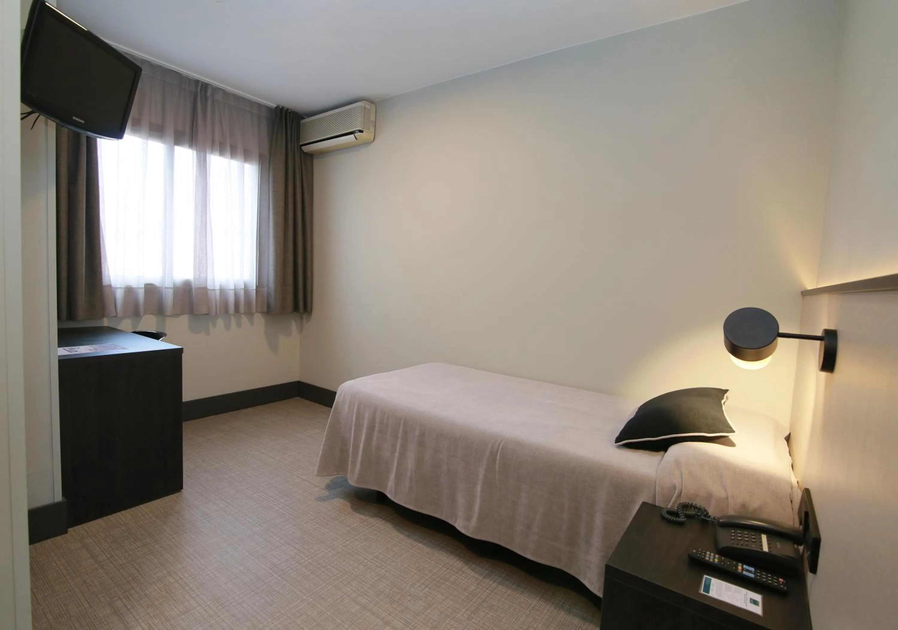 Single Room in Hotel Esplugues