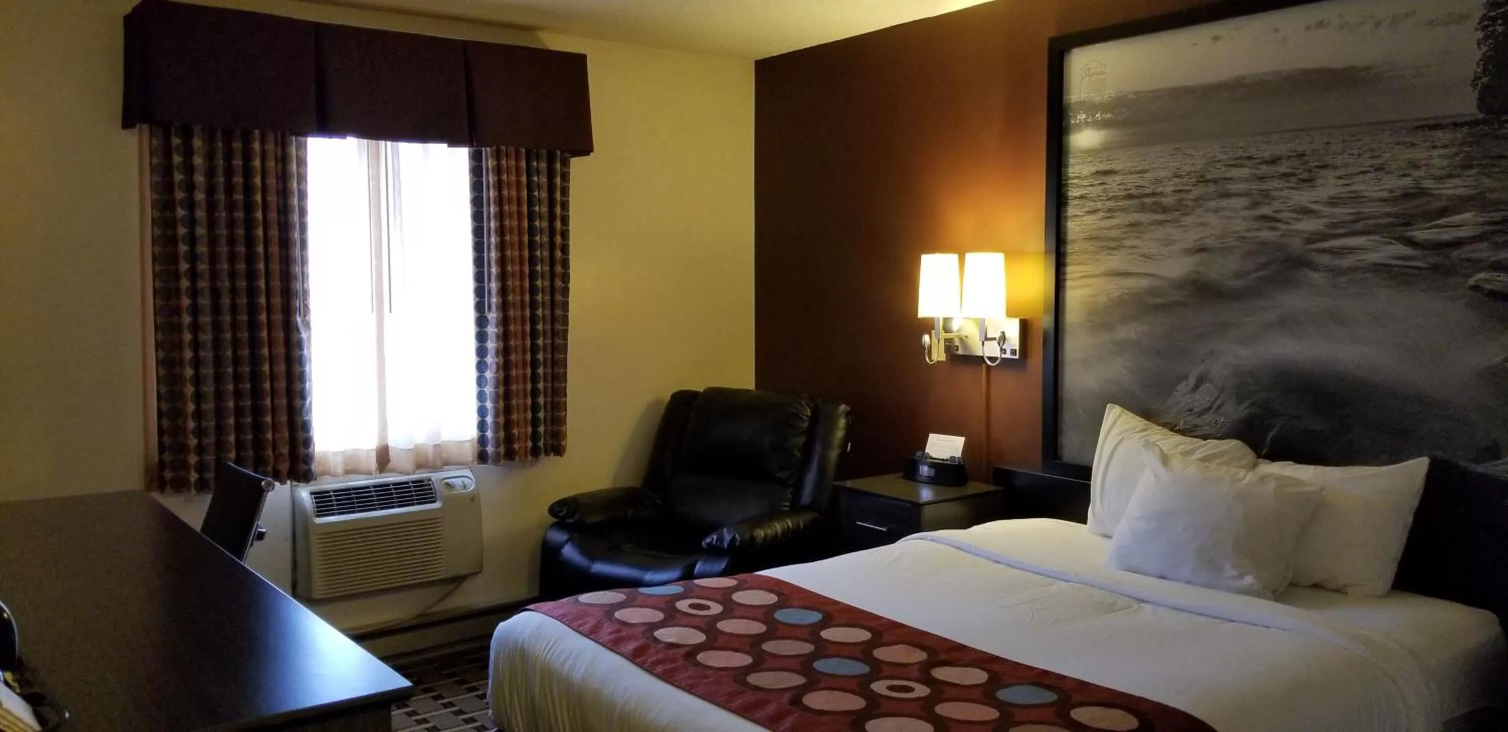 Queen Room - Non-Smoking in Super 8 by Wyndham Ashland