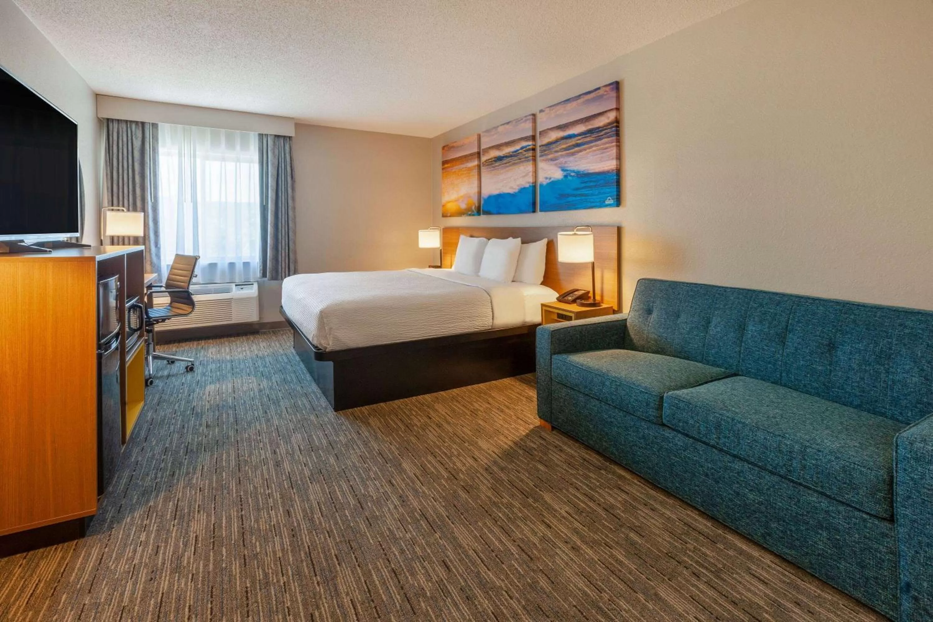 Deluxe King Room - Non-Smoking in Days Inn by Wyndham Racine/Sturtevant