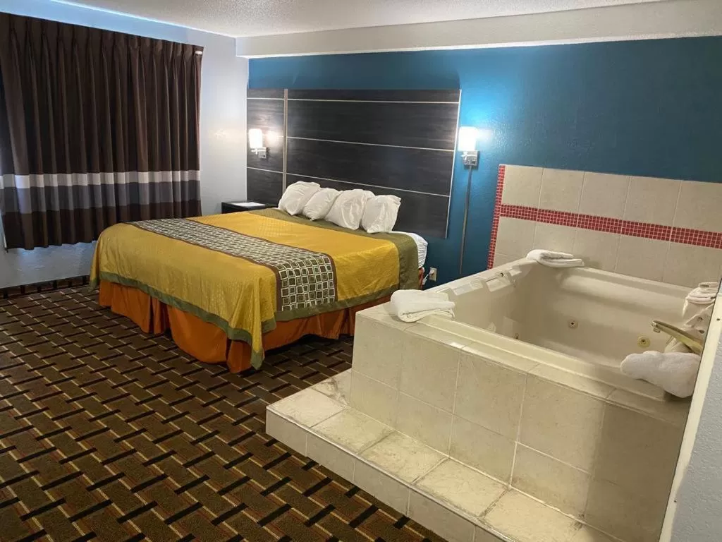 King Suite with Spa Bath in Faribault Hometown Inn & Suites