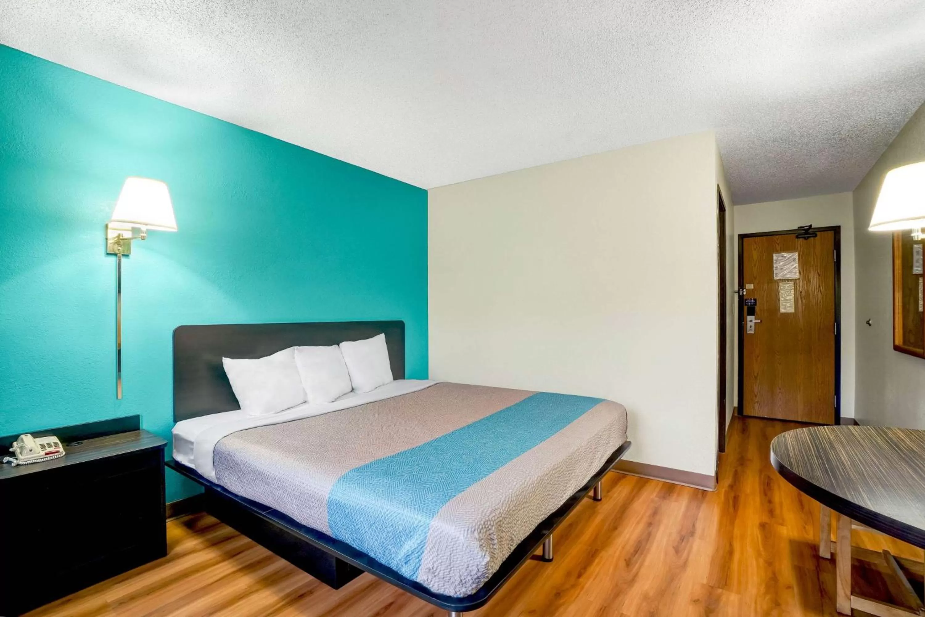 King Room - single occupancy - Non-Smoking in Motel 6-Montoursville, PA - Williamsport