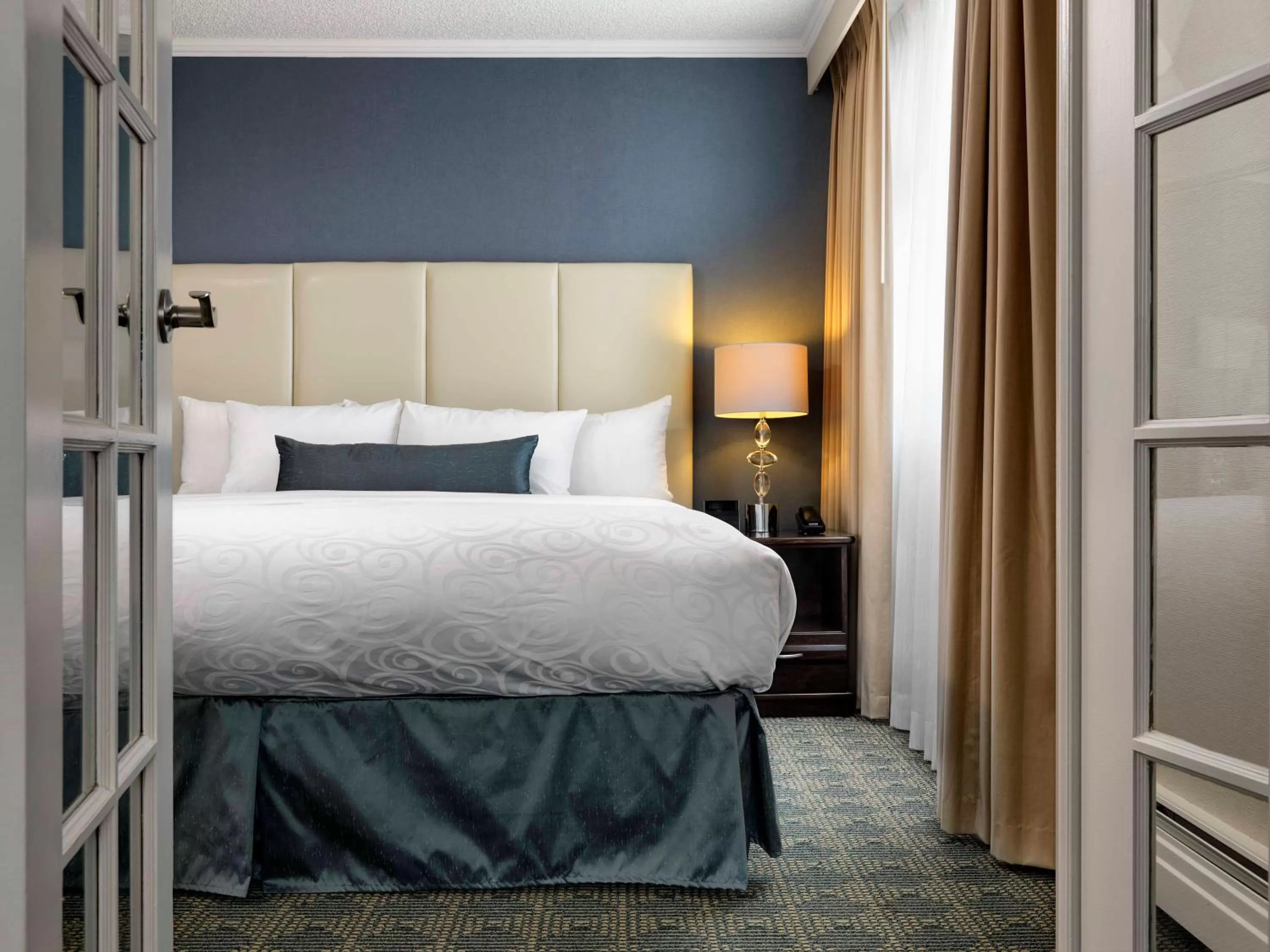 One-Bedroom Suite in Chateau Victoria Hotel & Suites