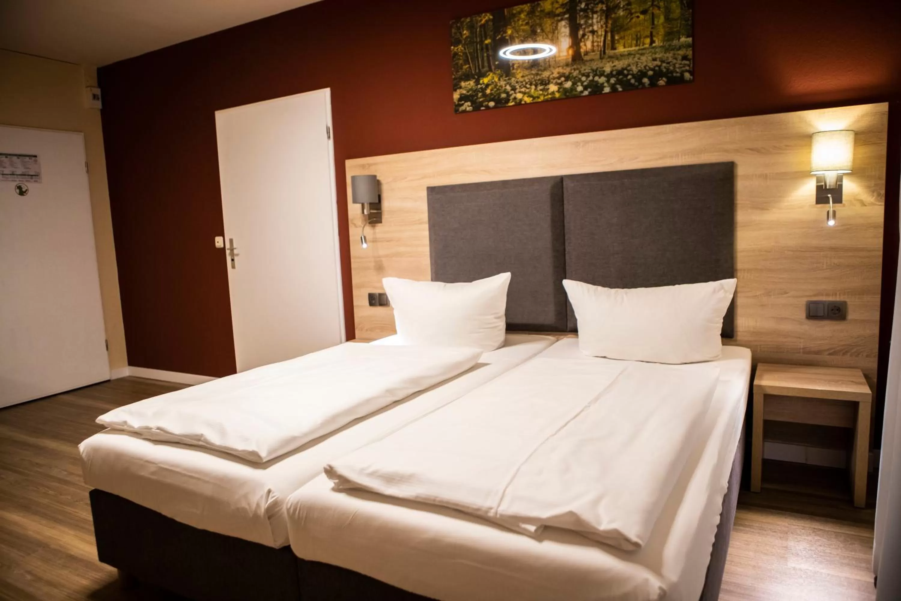 King Room with Roll-In Shower - Disability Access in BlnCty Hotel