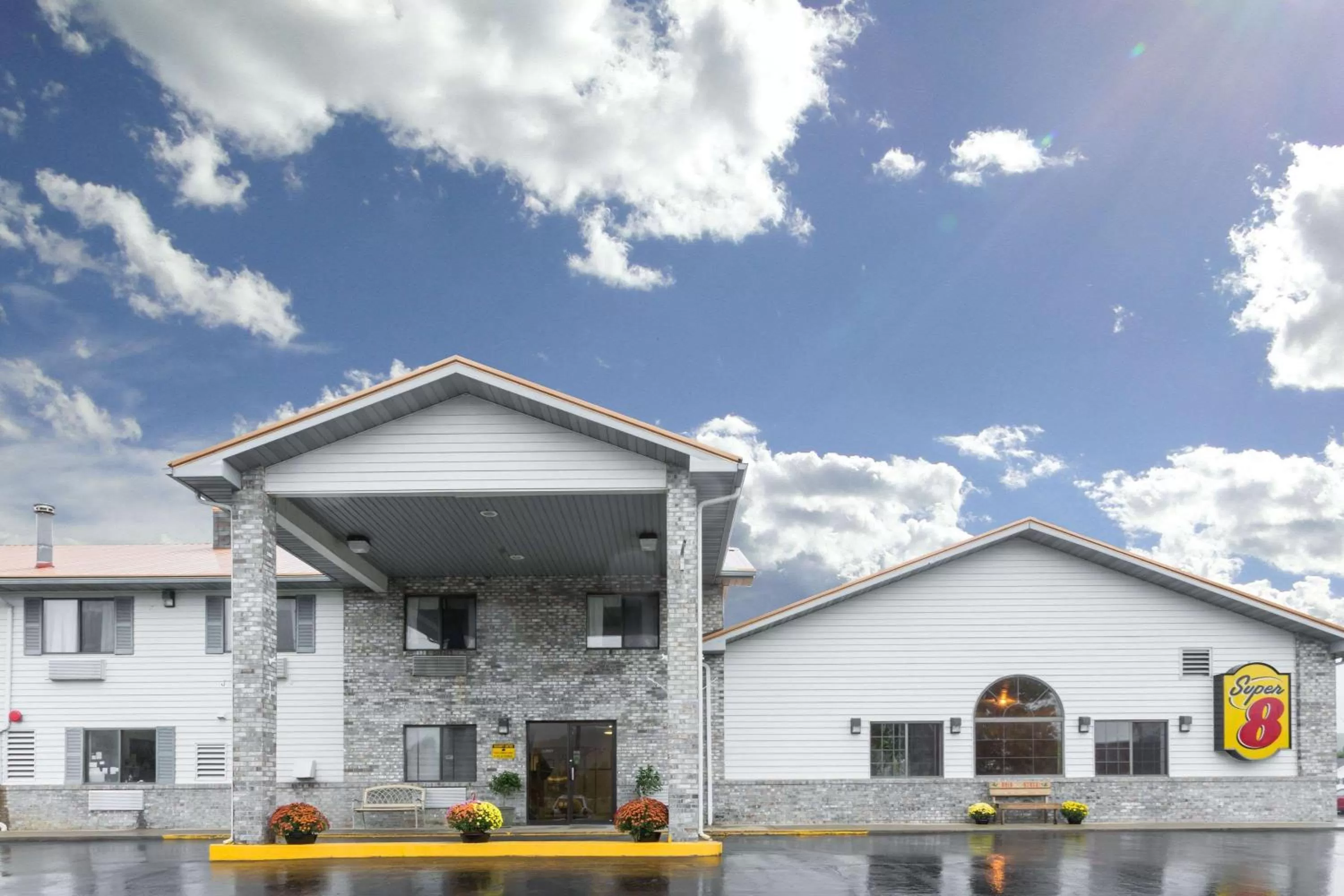 Property building in Super 8 by Wyndham Gallipolis Pt Pleasant Area