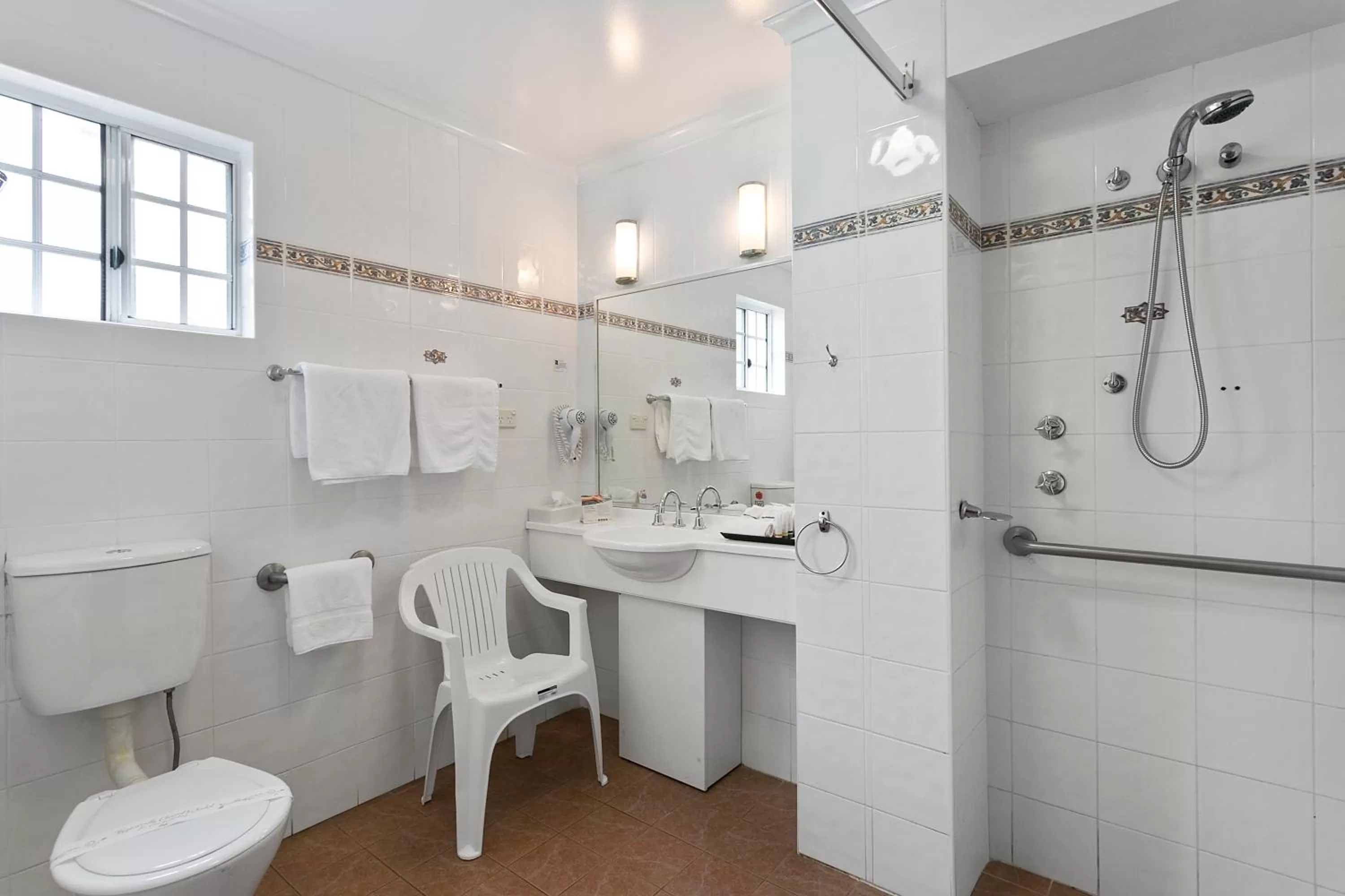 Queen Suite with Sofa Bed - Disability Access/Non-Smoking in Quality Inn Penrith Sydney