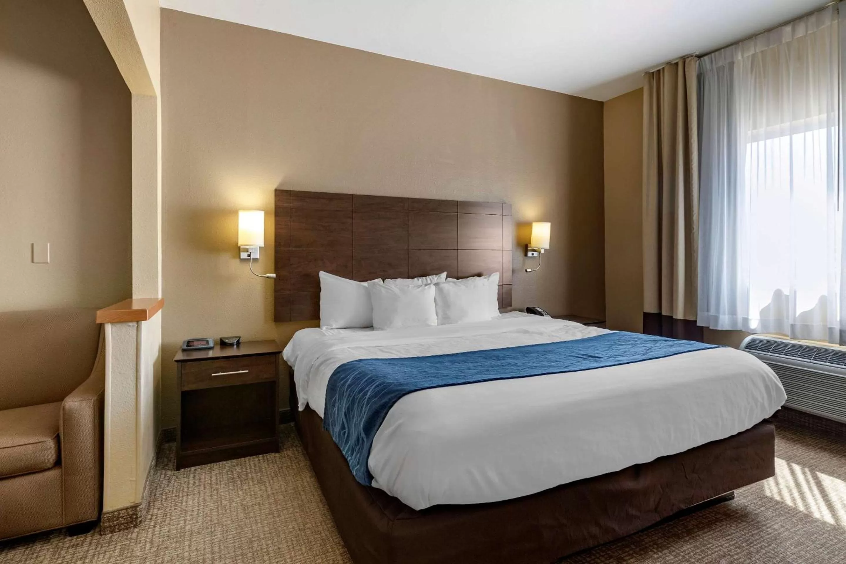 King Suite - Non-Smoking in Comfort Inn & Suites Waterloo – Cedar Falls