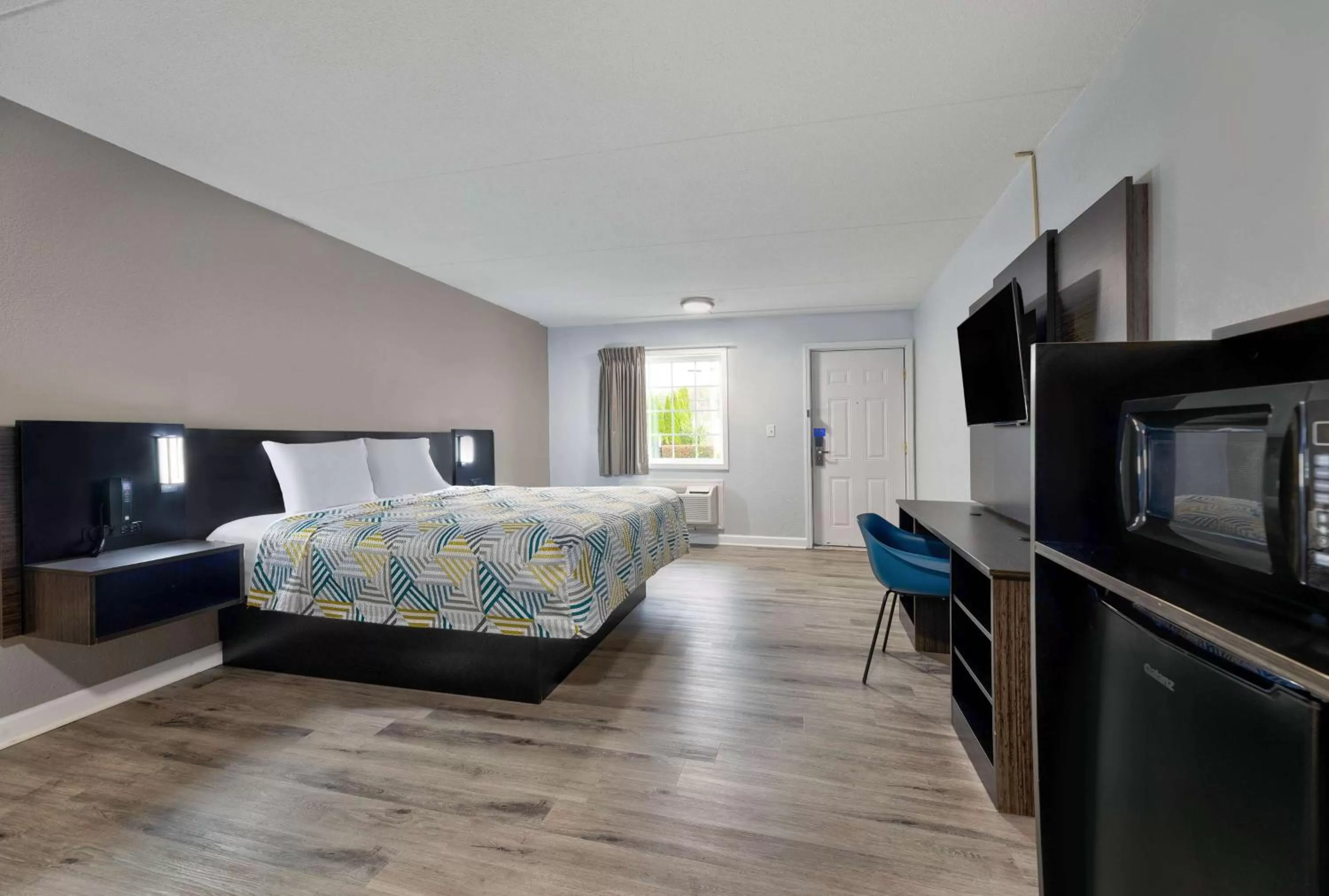 King Room with Roll-in Shower - Disability Access - Non-Smoking in Motel 6 Corbin KY