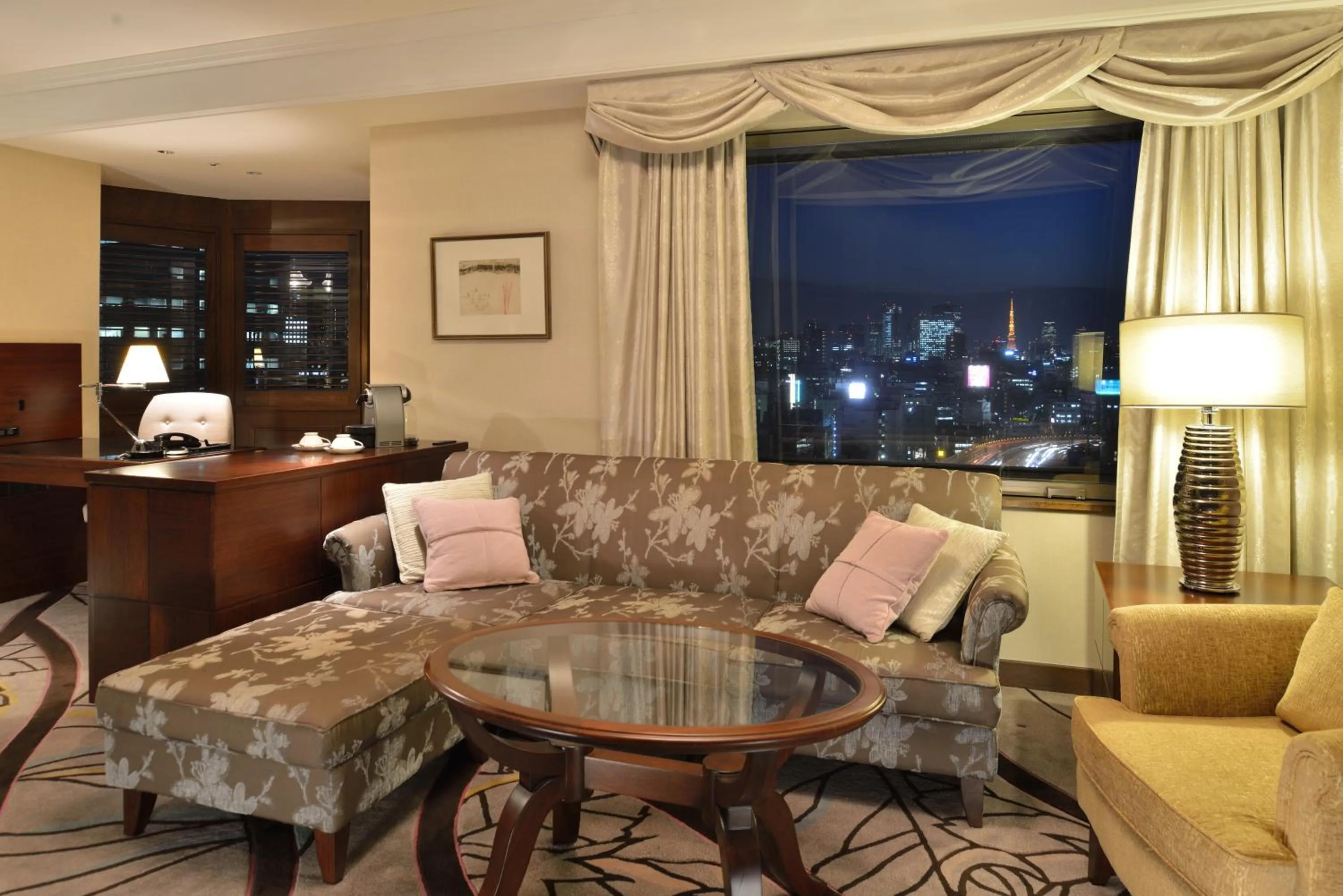Suite with Complimentary Breakfast - Executive Floor in Royal Park Hotel