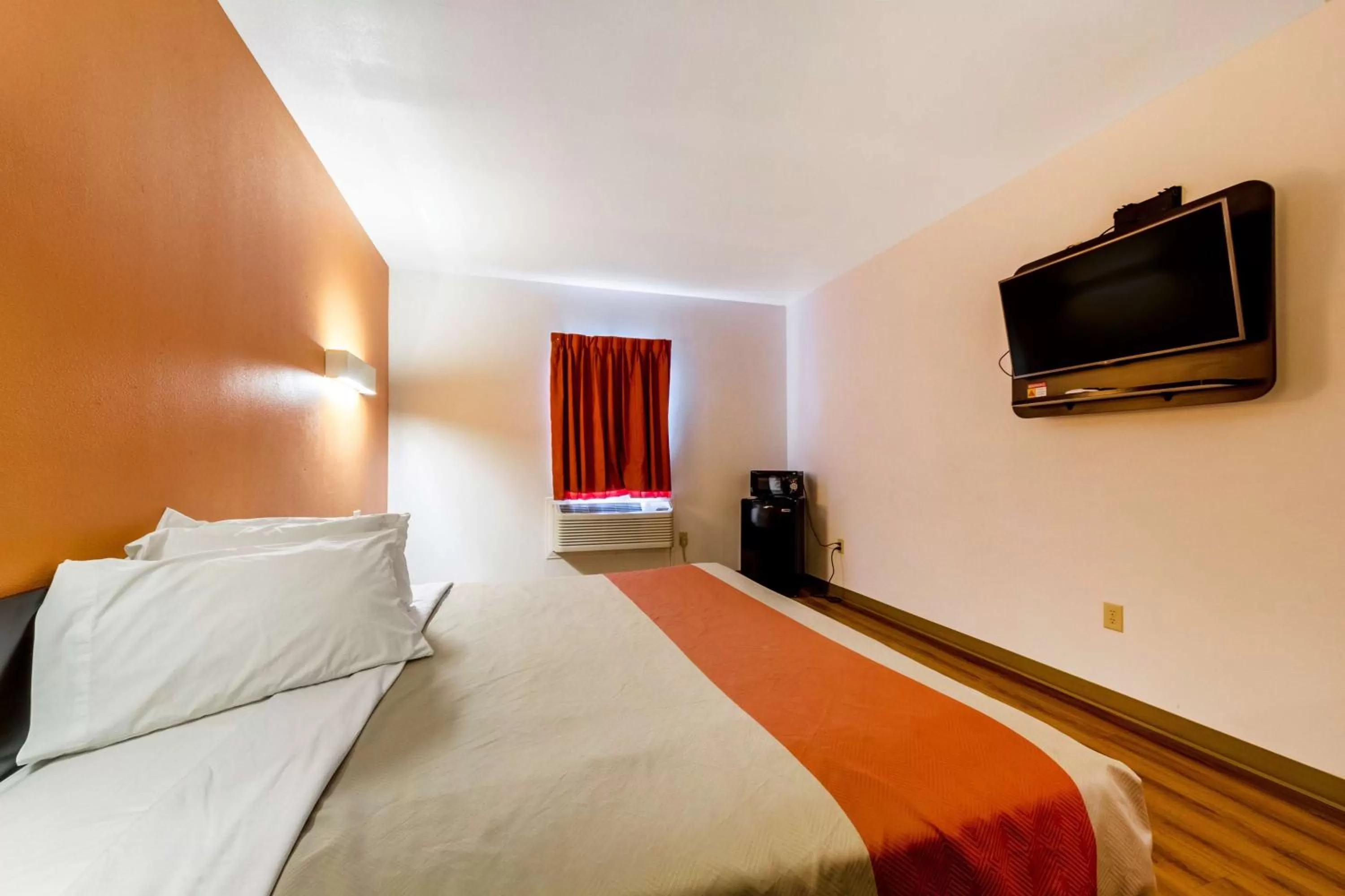 Queen Room with Two Queen Beds - Disability Access - Non-Smoking in Motel 6-Jourdanton, TX