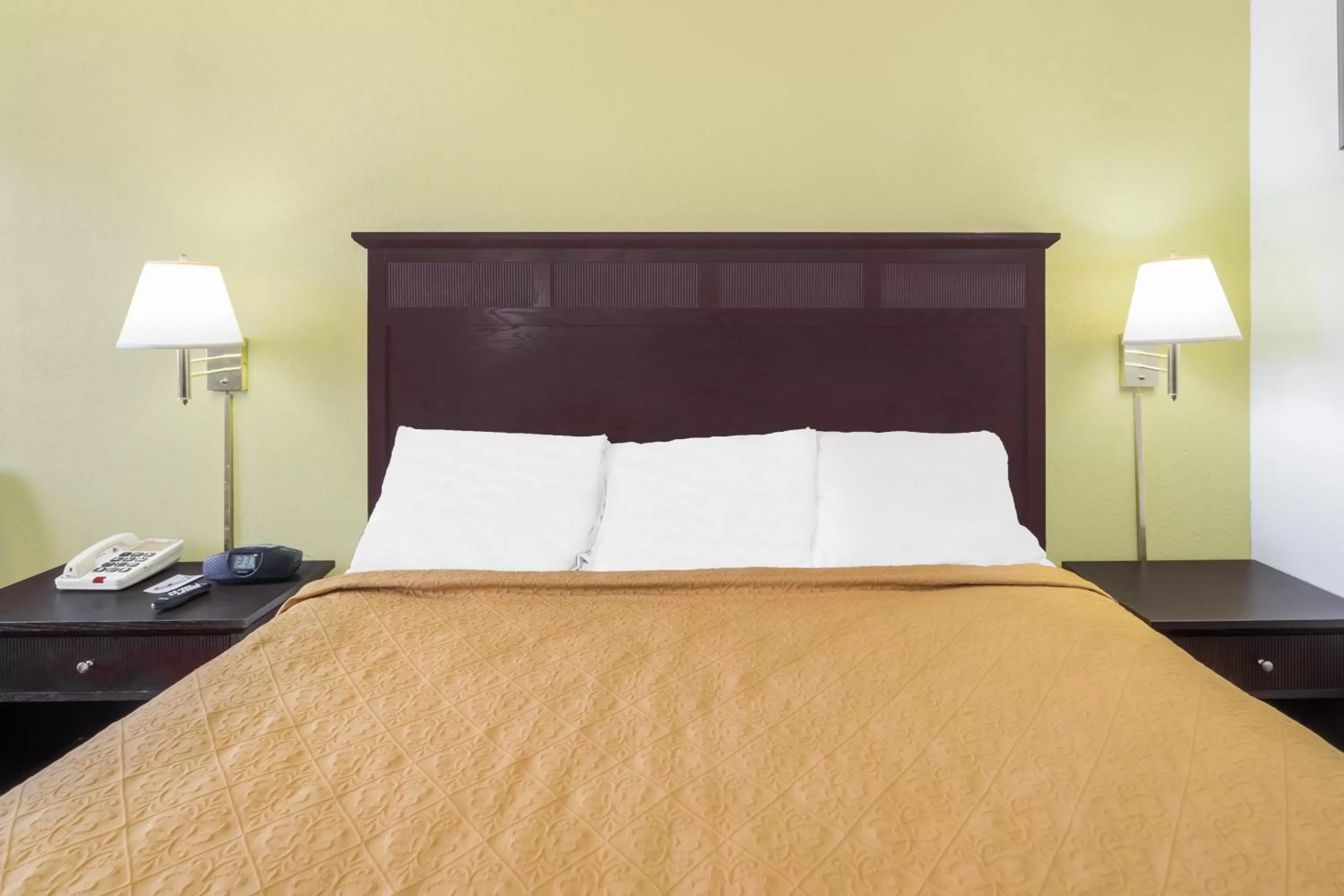 King Room - Disability Access/Non-Smoking in Knights Inn Chattanooga