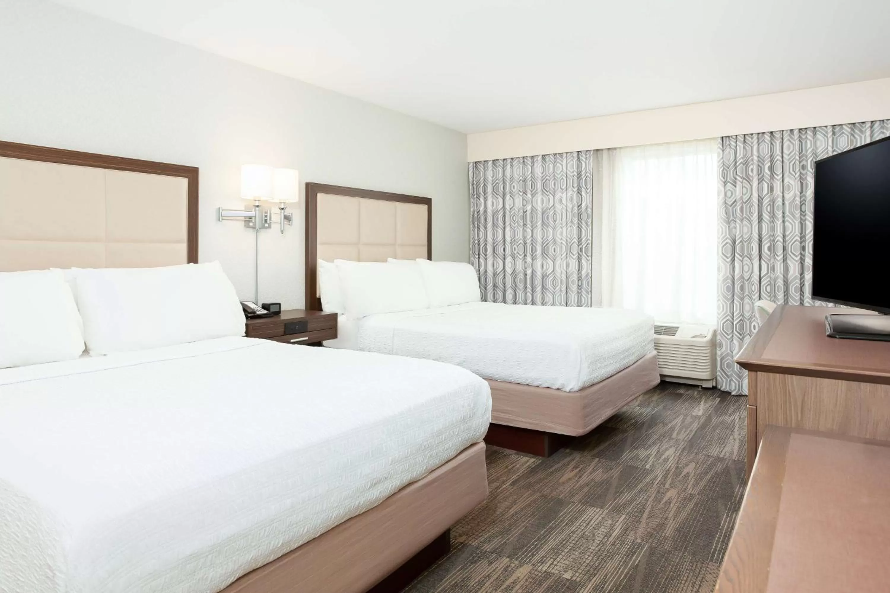 Queen Room with Two Queen Beds - Mobility Access/Non-Smoking in Hampton Inn & Suites Niles/Warren, OH