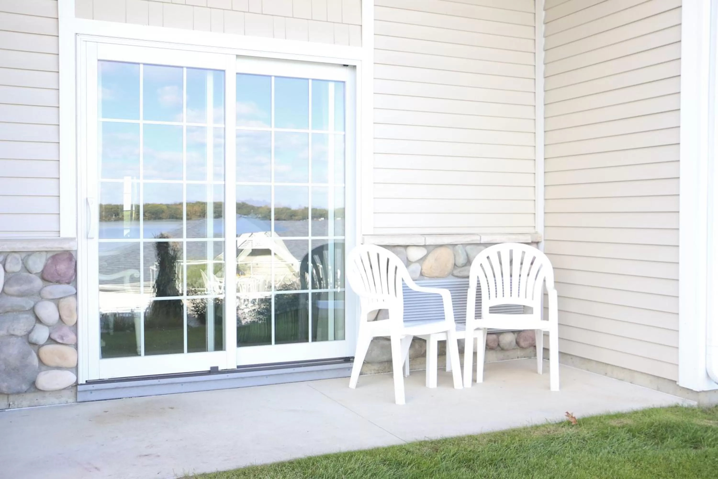 Lakeside Superior with Two Queen Beds in Bay Pointe Inn
