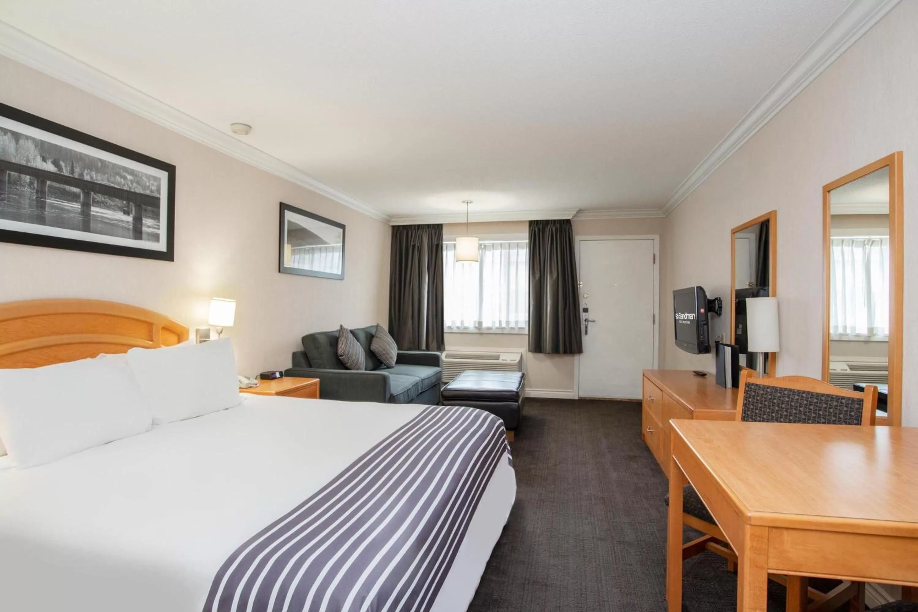 Studio, 1 King Bed, Sofa Bed, Kitchen, Monashee Building in Sandman Hotel Revelstoke