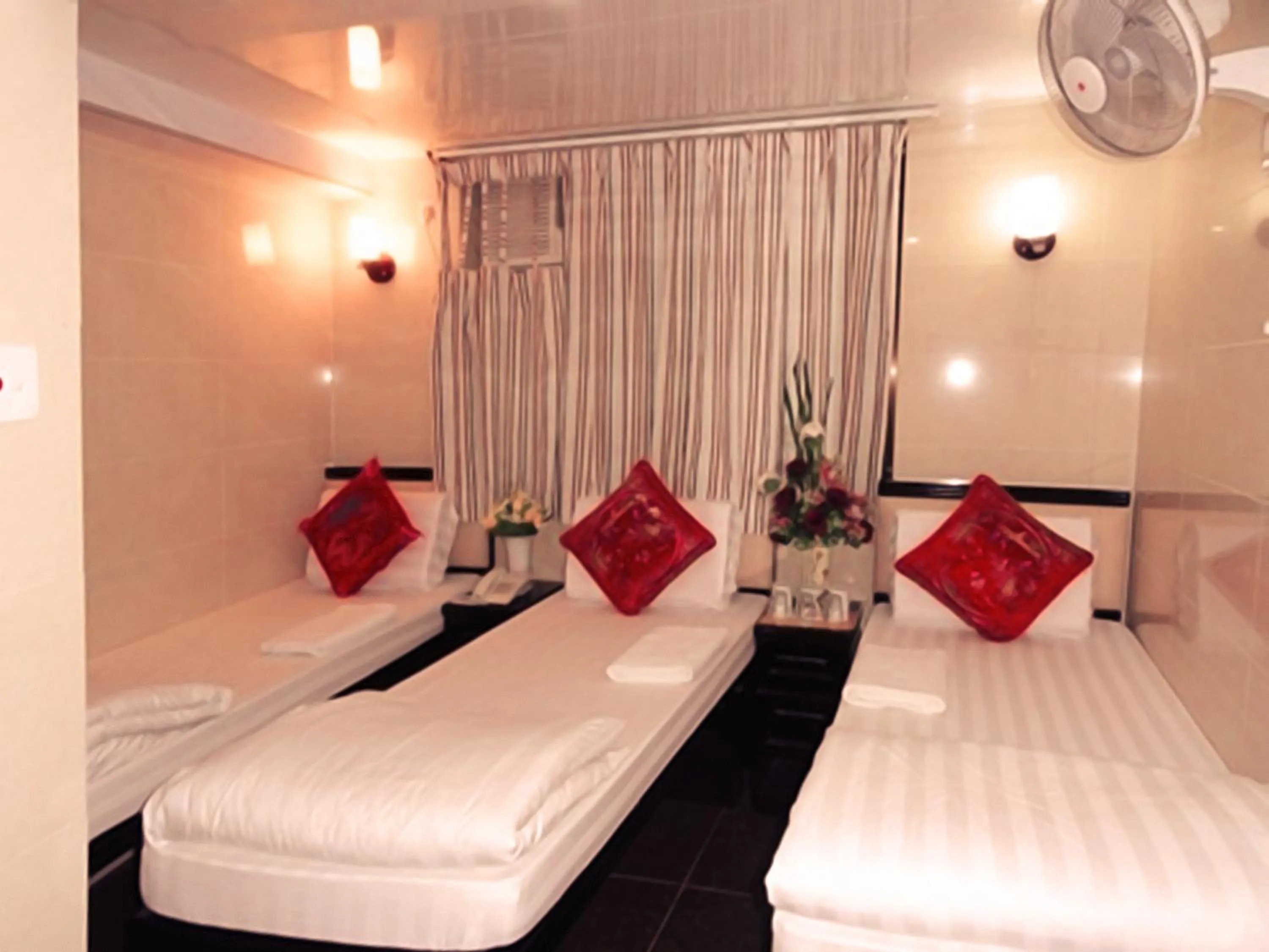 Standard Triple Room in Paris Guest House DHILLON HOTEL HK LTD 24 HOUR RECEPTION BLOCK D E 10F