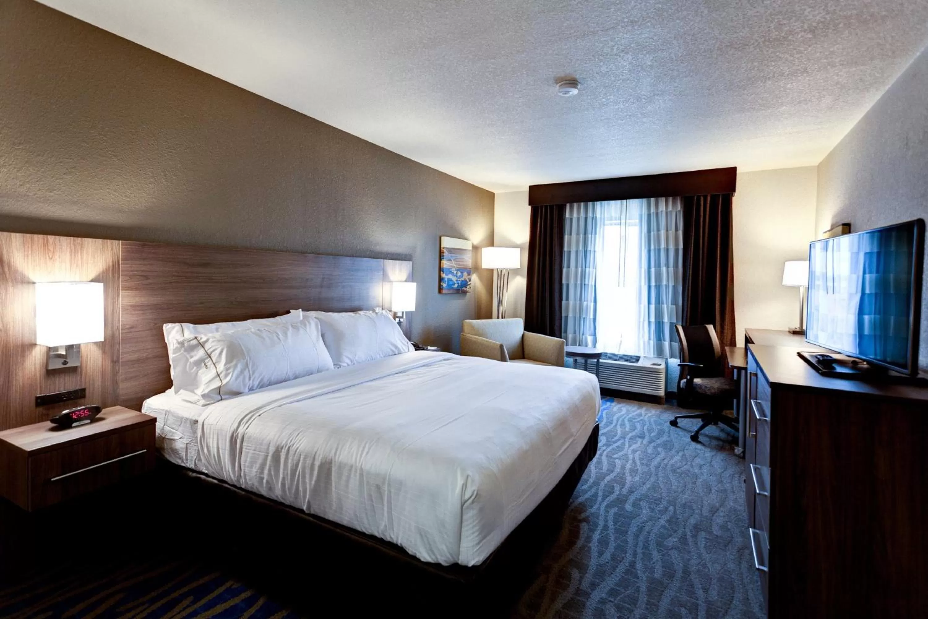 Standard King Room - Communications Accessible in Holiday Inn Express & Suites Manhattan by IHG