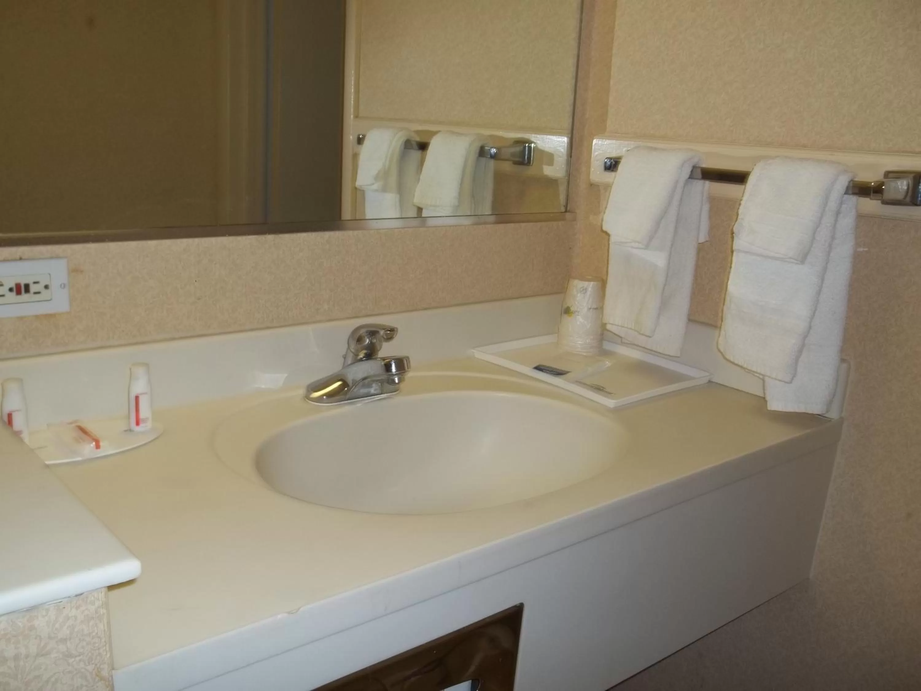 Double Room with Two Double Beds - Mobility Access/Non-Smoking in Howard Johnson by Wyndham Virginia Beach