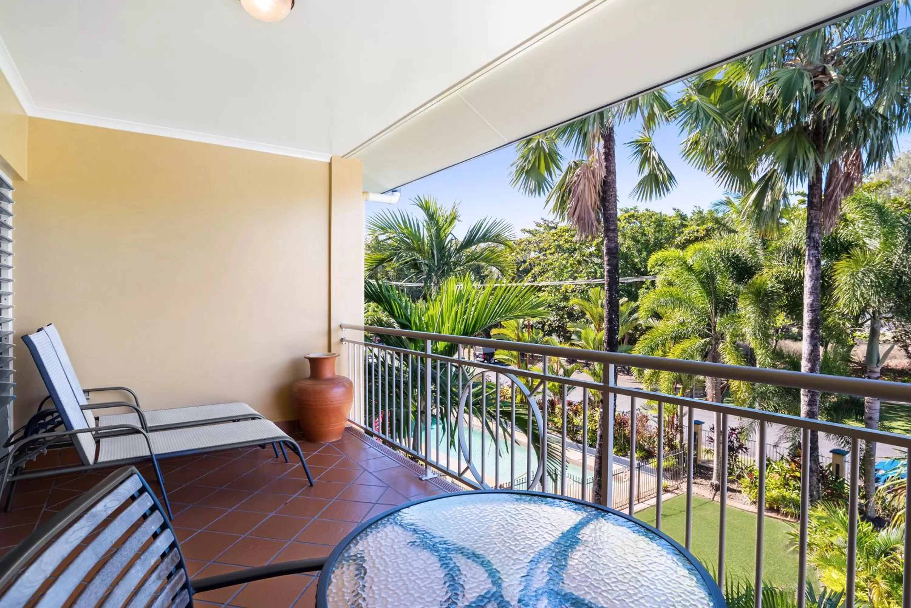 One-Bedroom Oceanfront Apartment (Balcony) in The York Beachfront Holiday Apartments