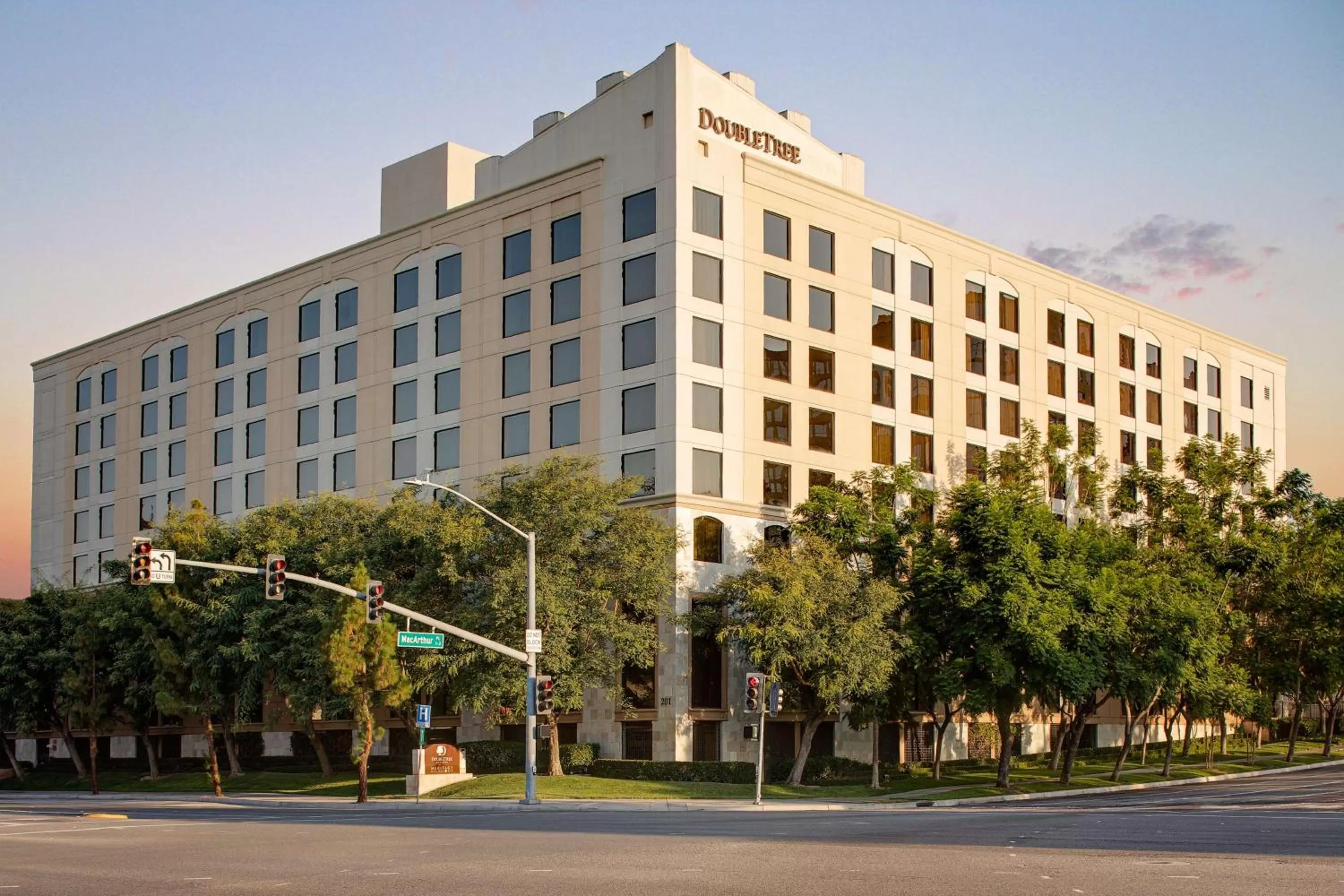 Hotel Zessa Orange County Airport, a DoubleTree by Hilton