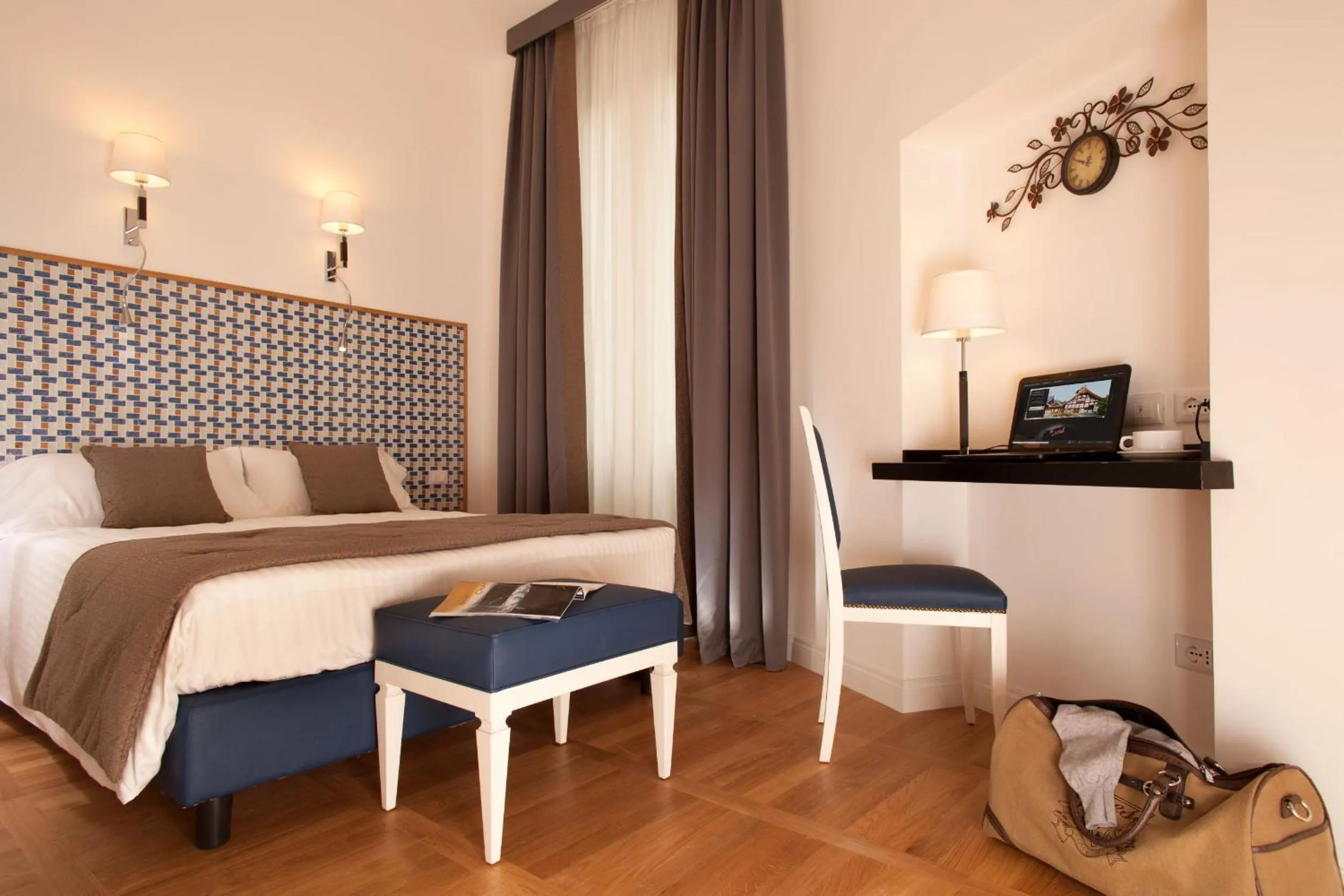 Bedroom, Bed in Floris Hotel