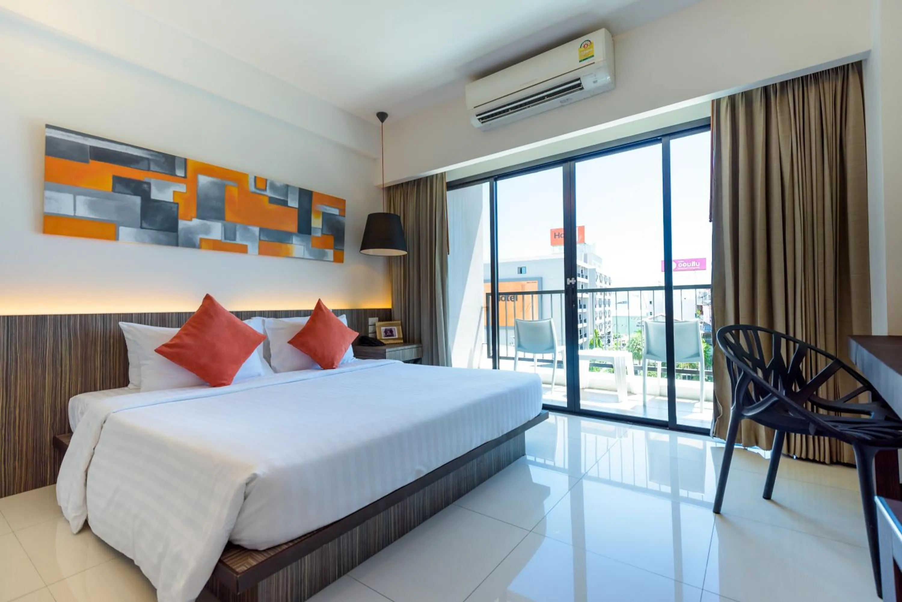 Deluxe City View King Room in Hotel J Residence Pattaya