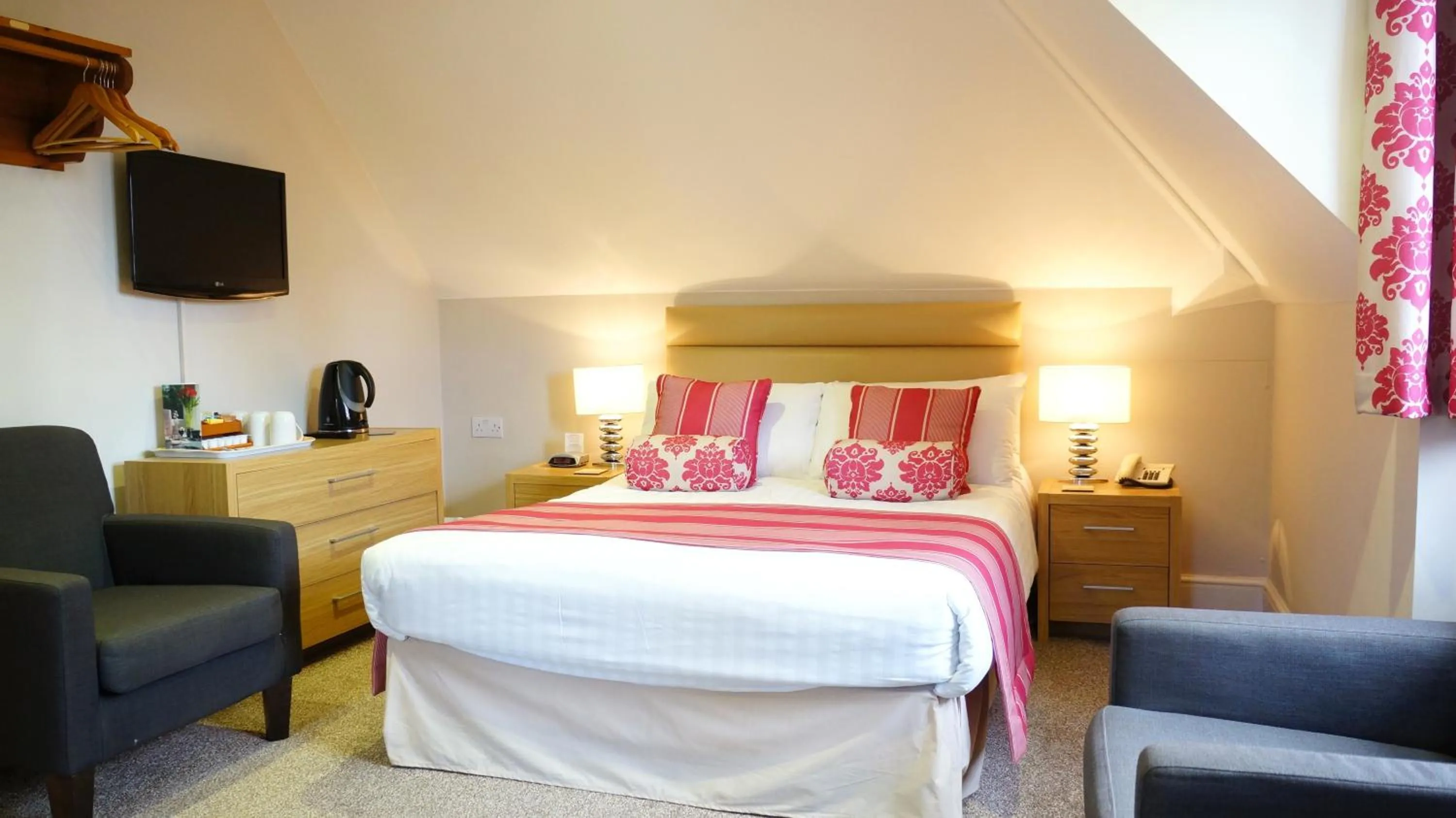 Family Room  (3 Adults) with Private Bathroom in The Lawn Guest House Gatwick