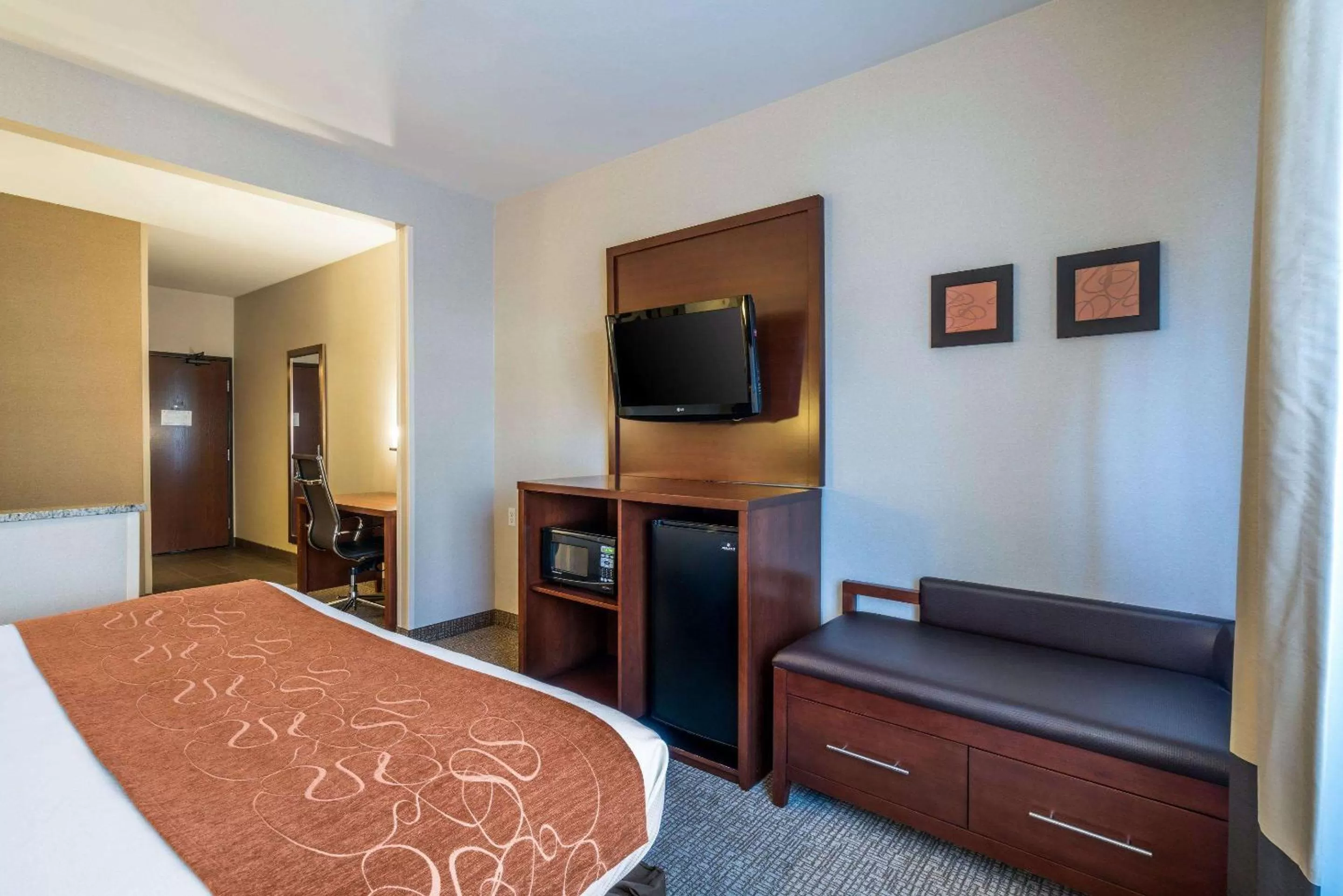 King Suite with Sofa-Bed and Tub - Accessible/Non-Smoking in Comfort Suites Yakima