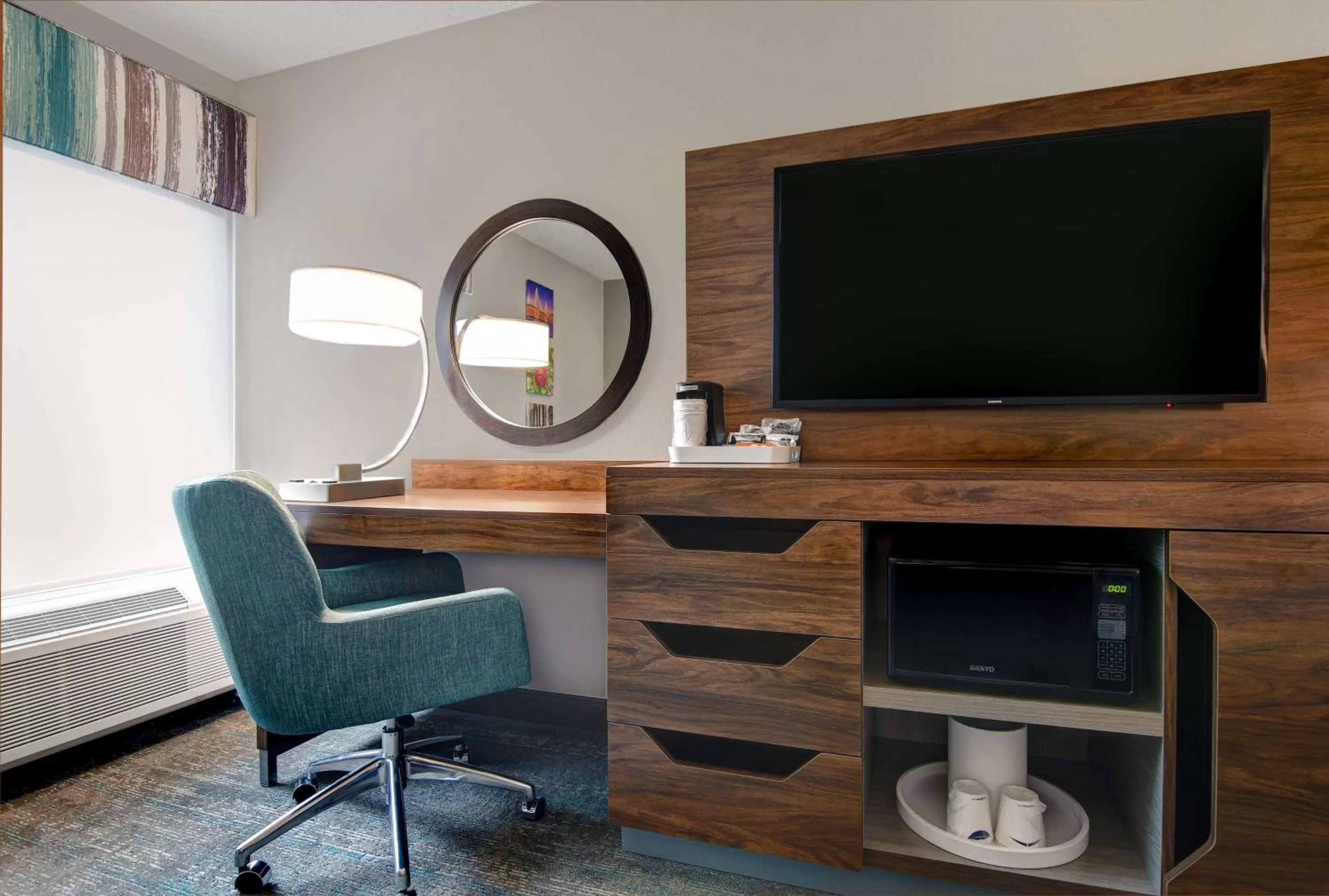 King Room with Sofa Bed and Study - Non-Smoking in Hampton Inn Patriots Point