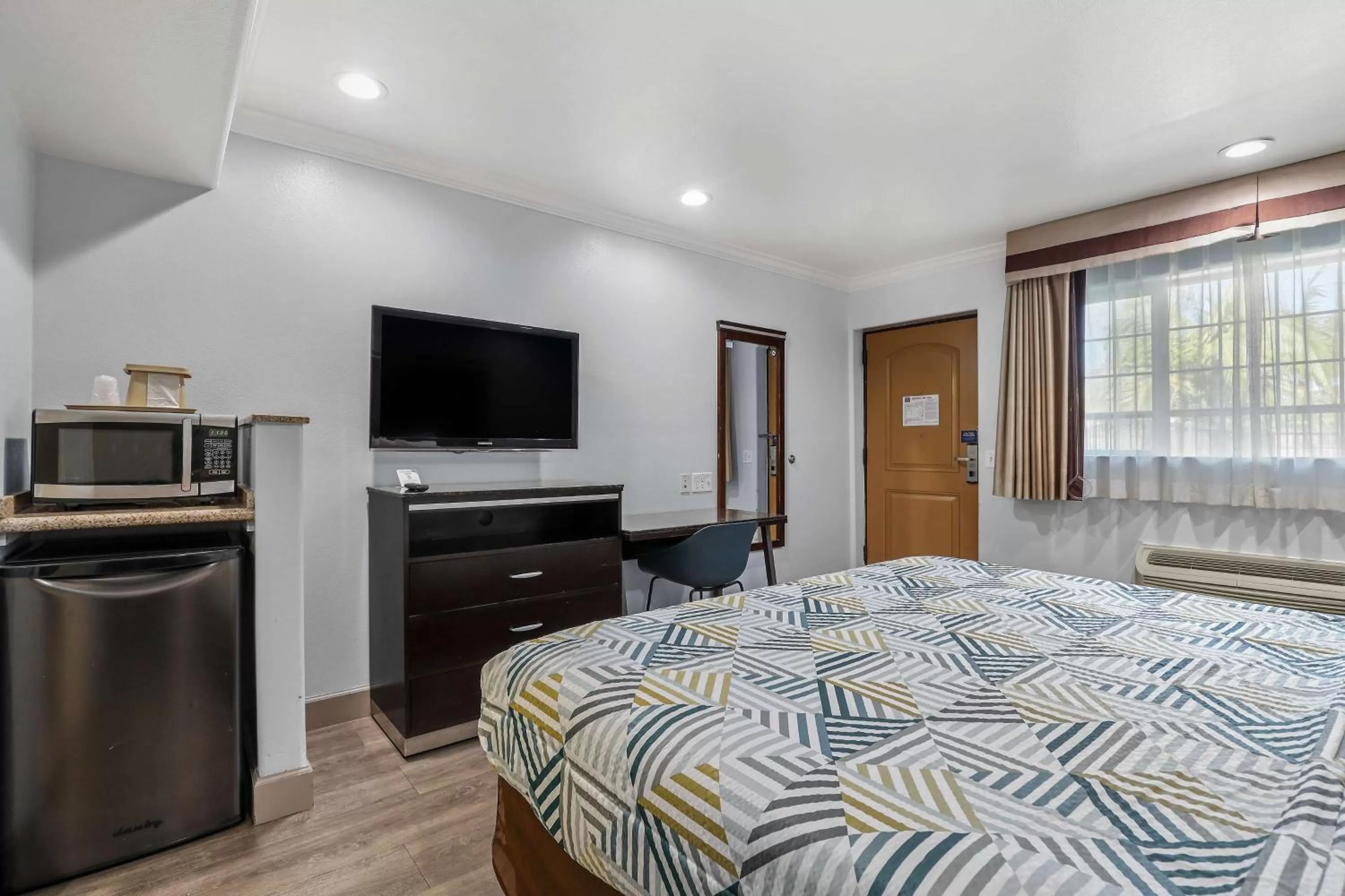 Deluxe King Room - single occupancy - Non-Smoking in Motel 6 Carlsbad, Ca- North