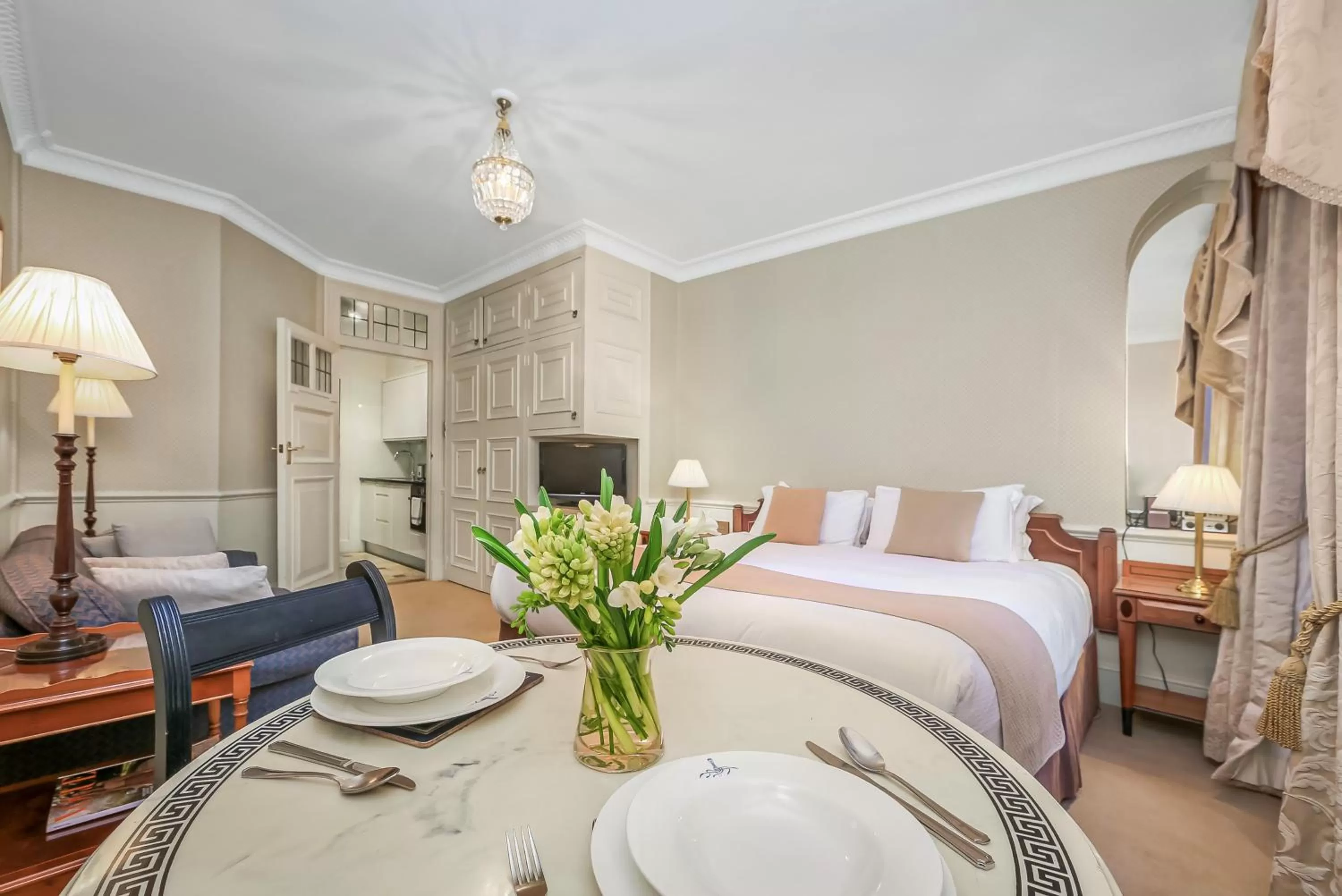 Studio Apartment in 44 Curzon Street by Mansley