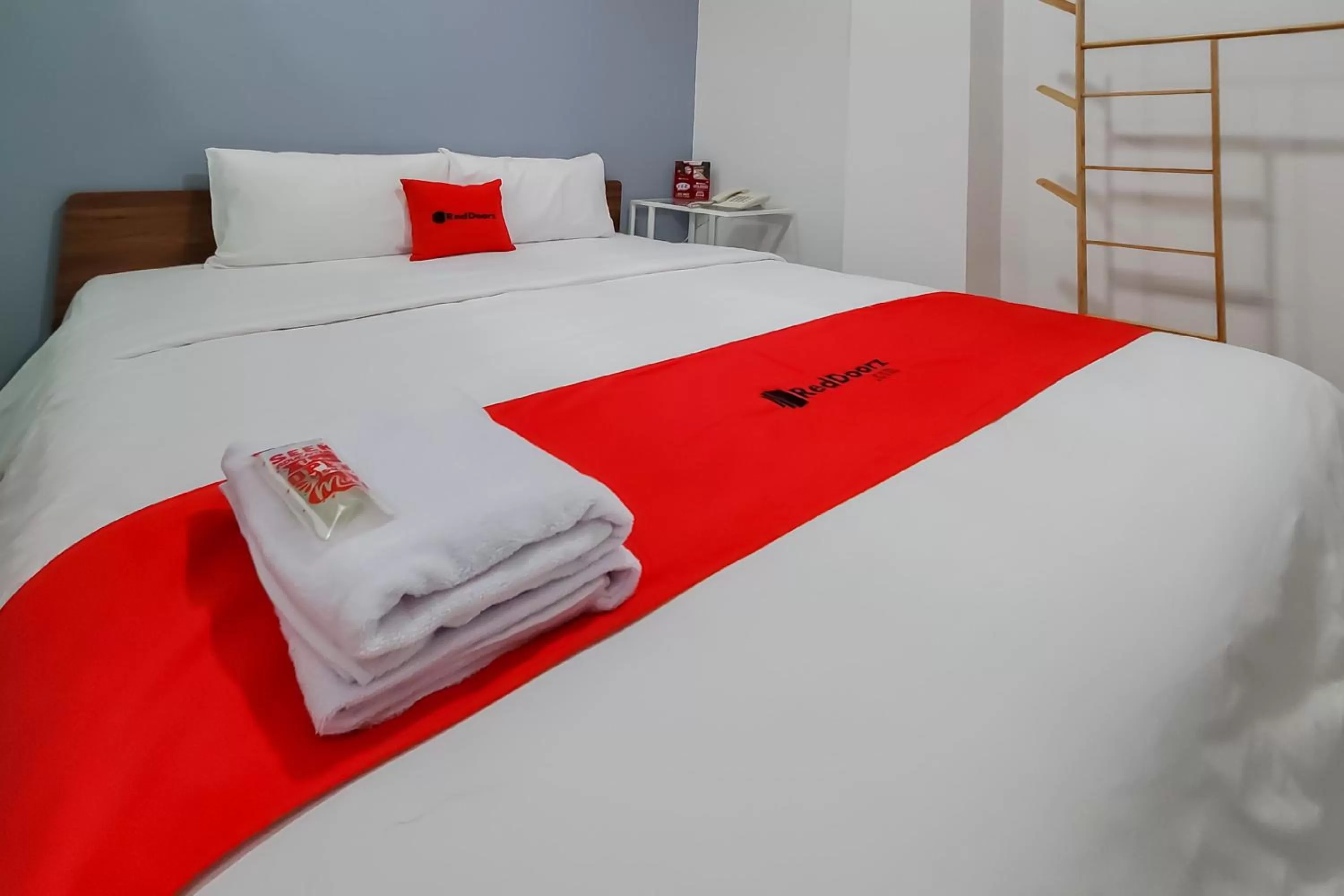 Double Room in RedDoorz Plus @ Batutulis Bogor