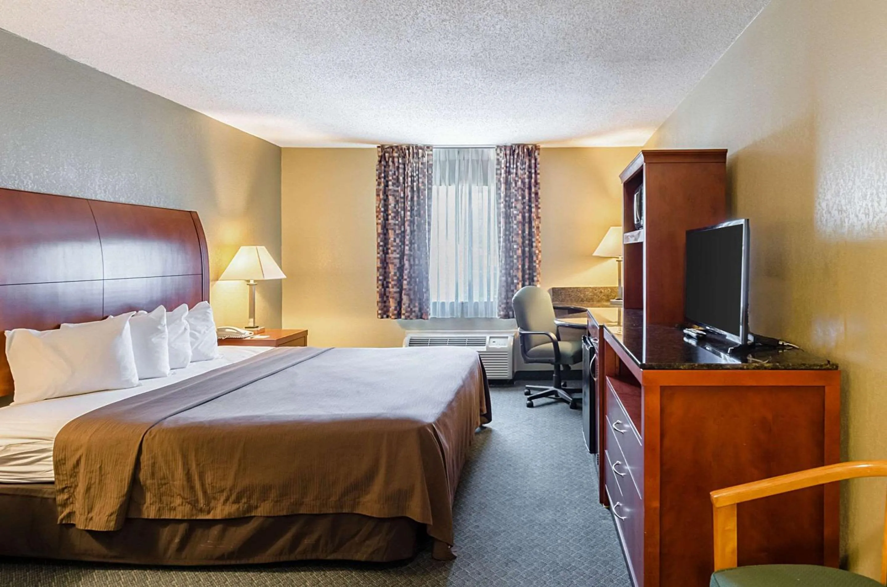 King Room - Non-Smoking in Quality Inn Chicopee-Springfield