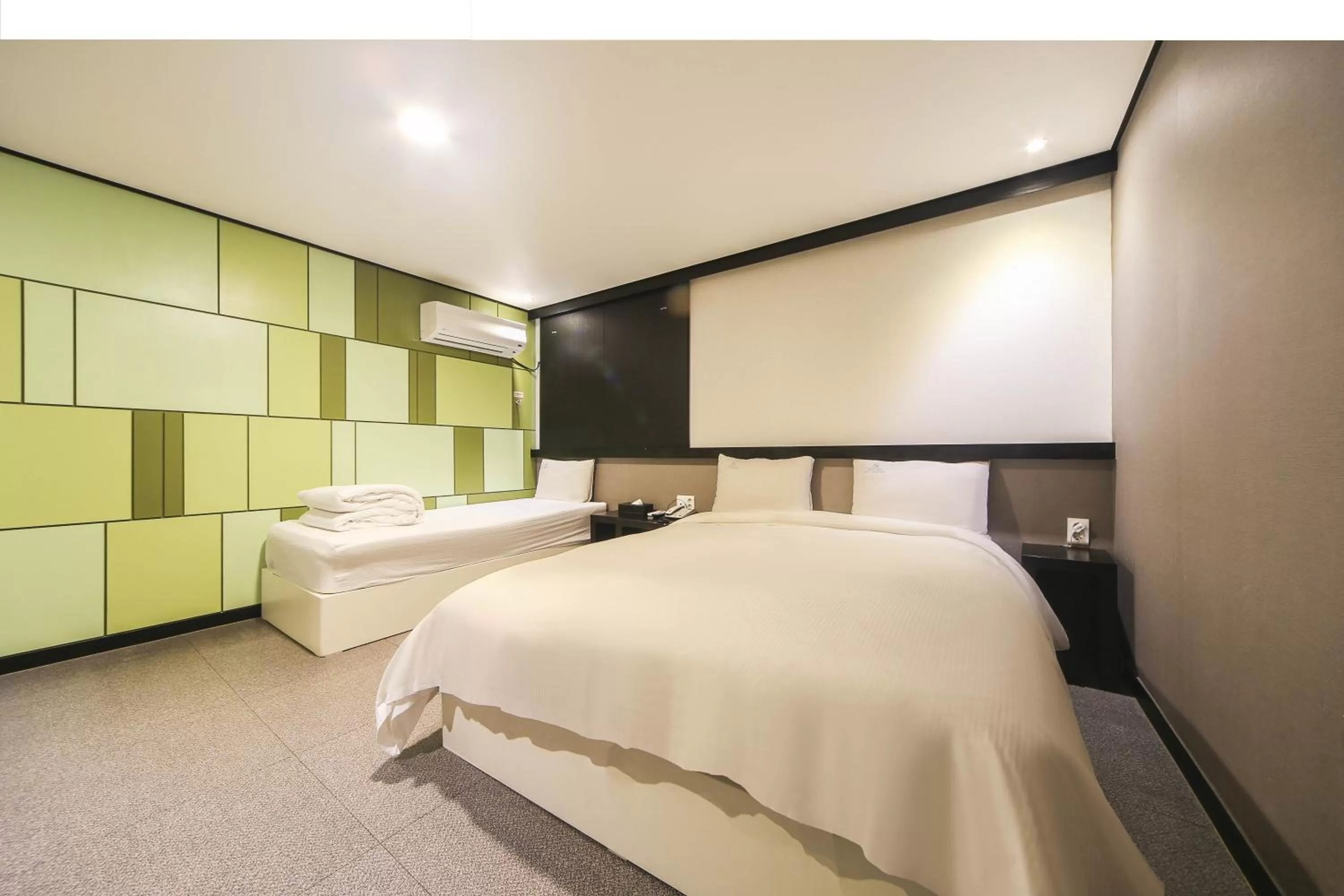 Deluxe Twin Room in Elysee Hotel