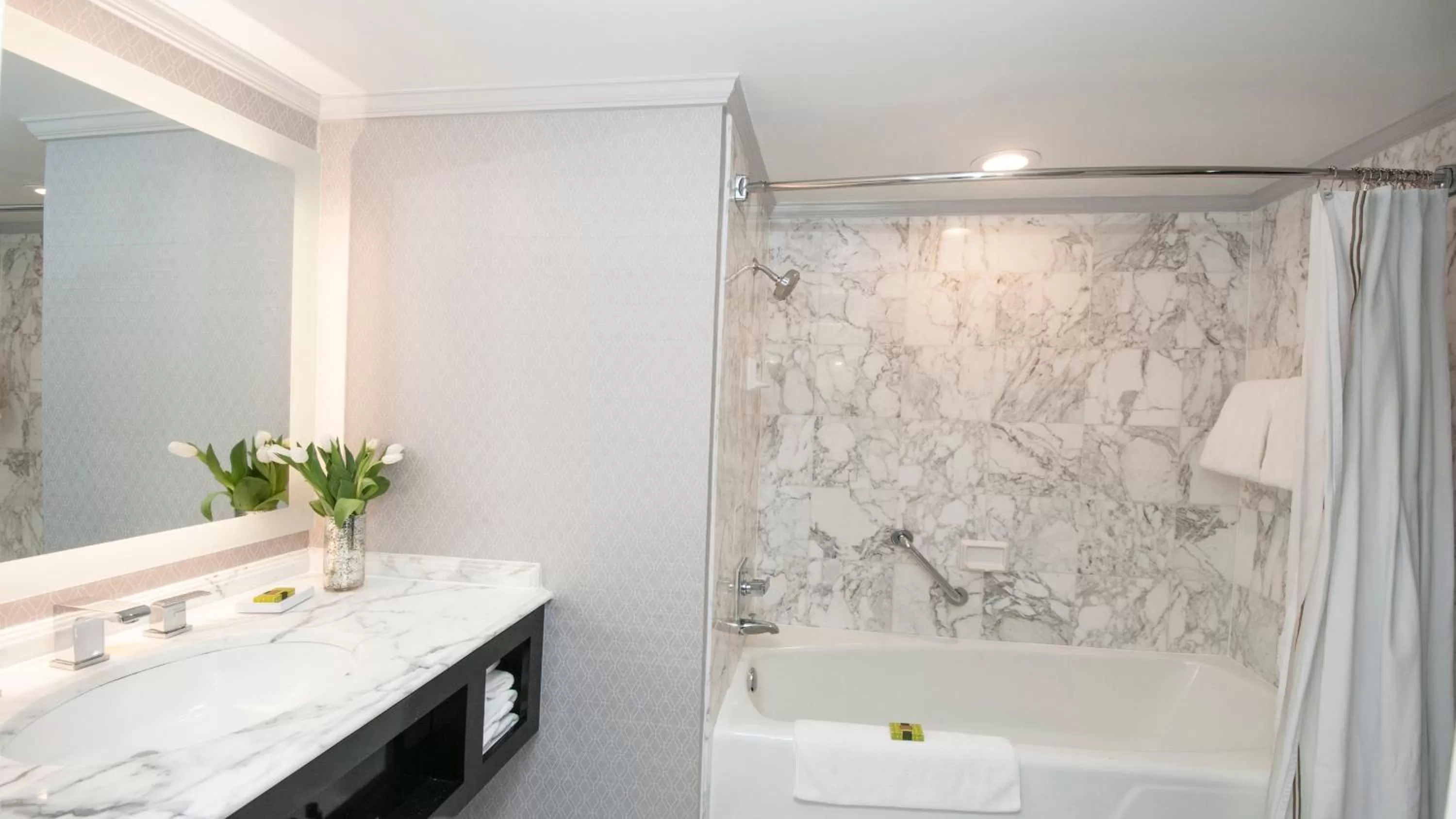 Premium King Room with Balcony and Plaza View in InterContinental Kansas City at the Plaza by IHG