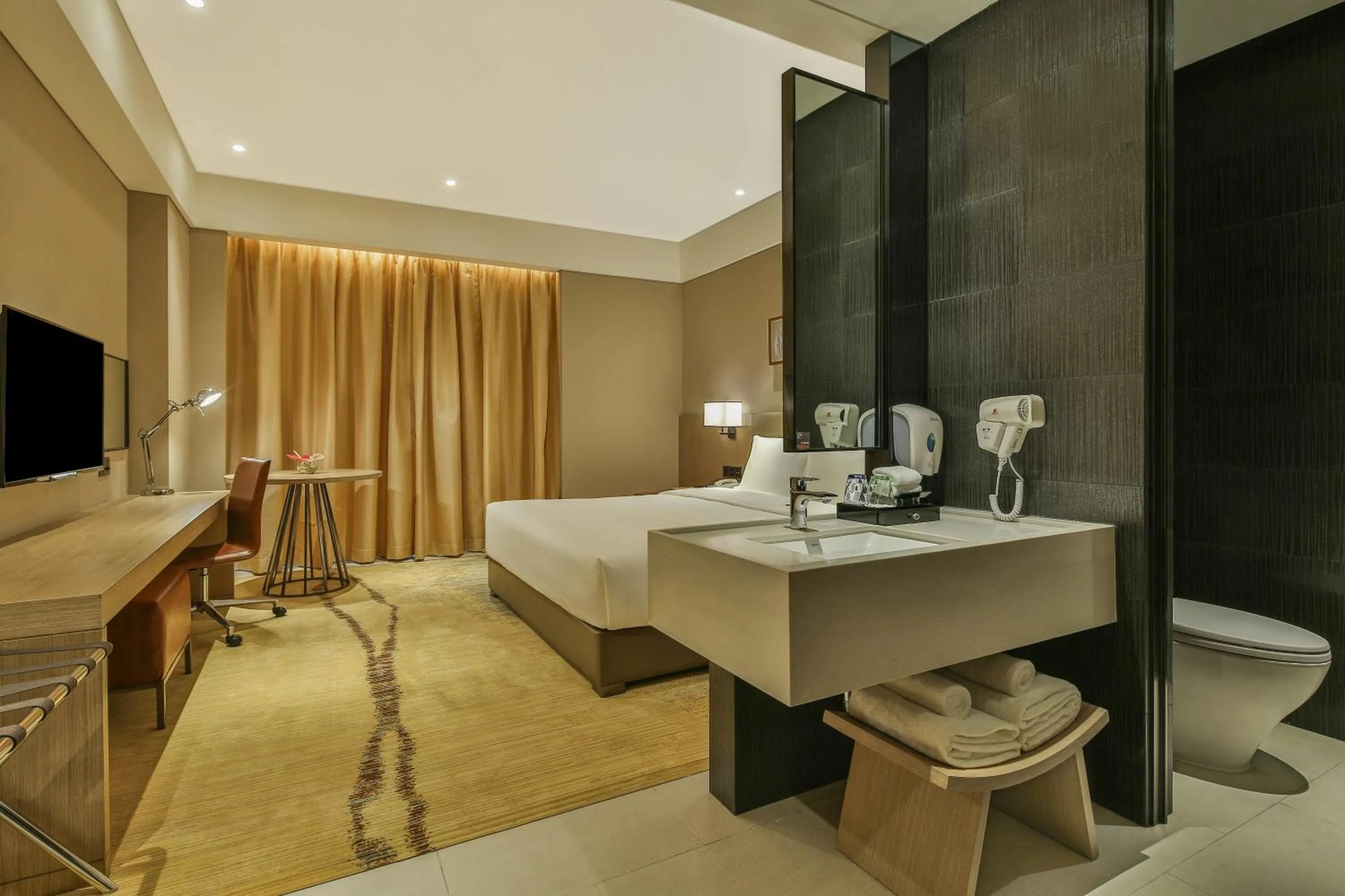 Standard King Room in Holiday Inn Express Chengdu Wenjiang Hotspring, an IHG Hotel