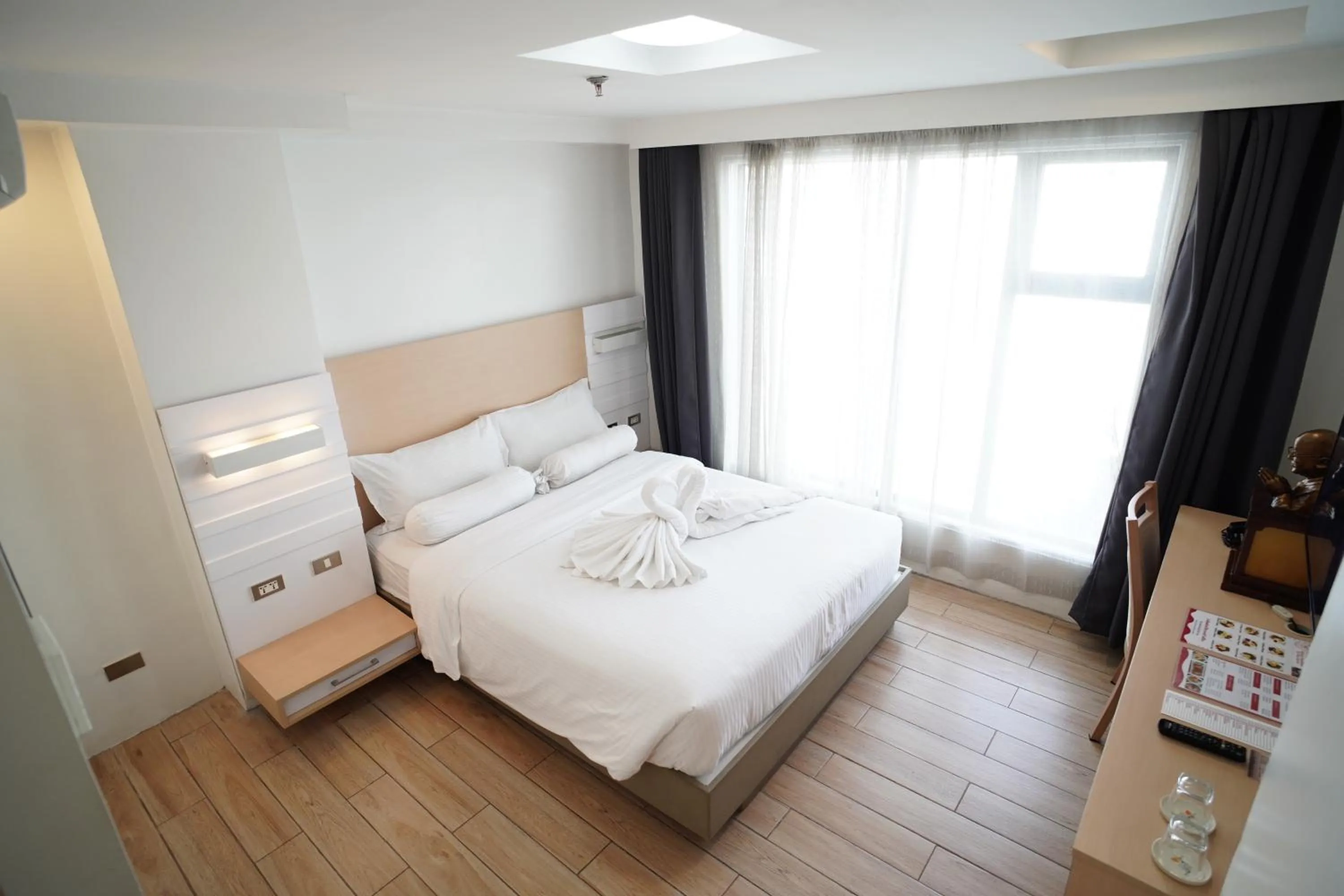 Deluxe Queen Room in Heroes Hotel