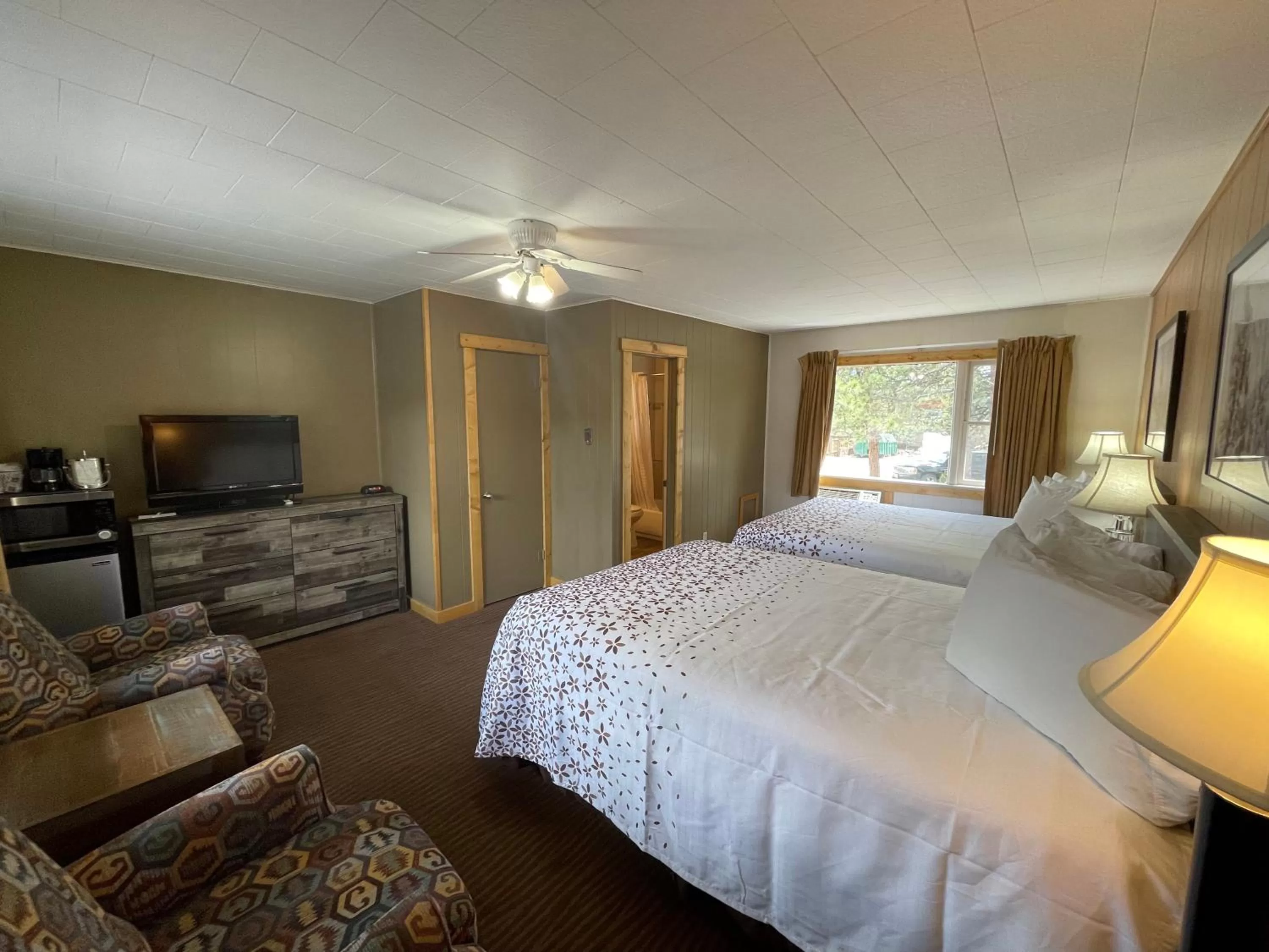 Classic Queen Room with Two Queen Beds - Pet Friendly in Estes Mountain Inn